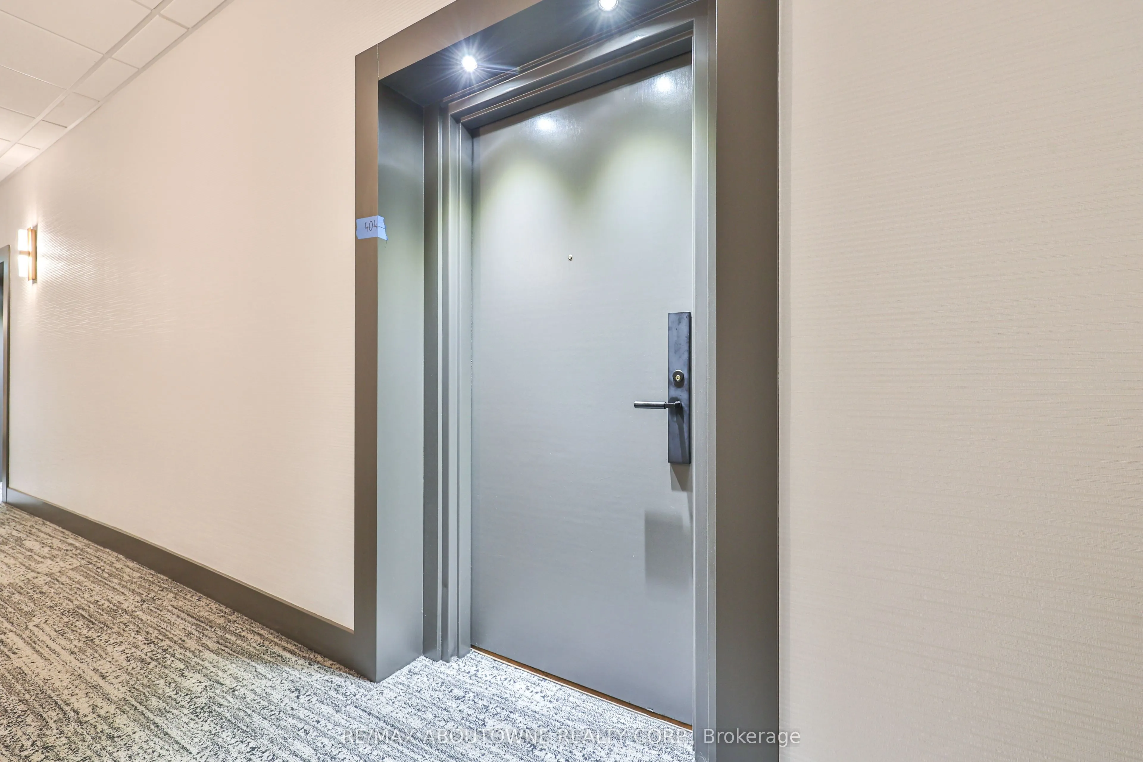 185 Robinson Street, #404