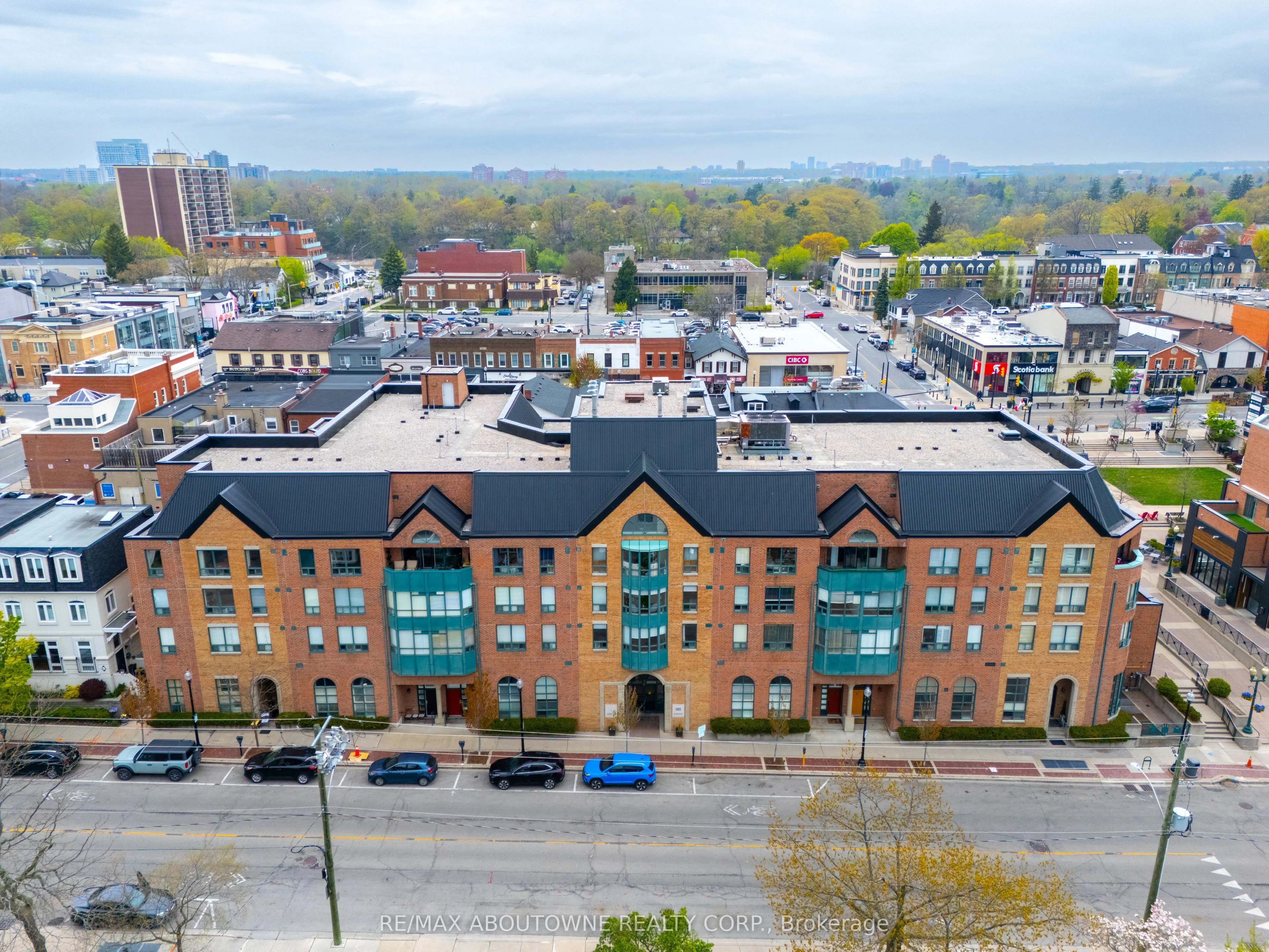 185 Robinson Street, #404
