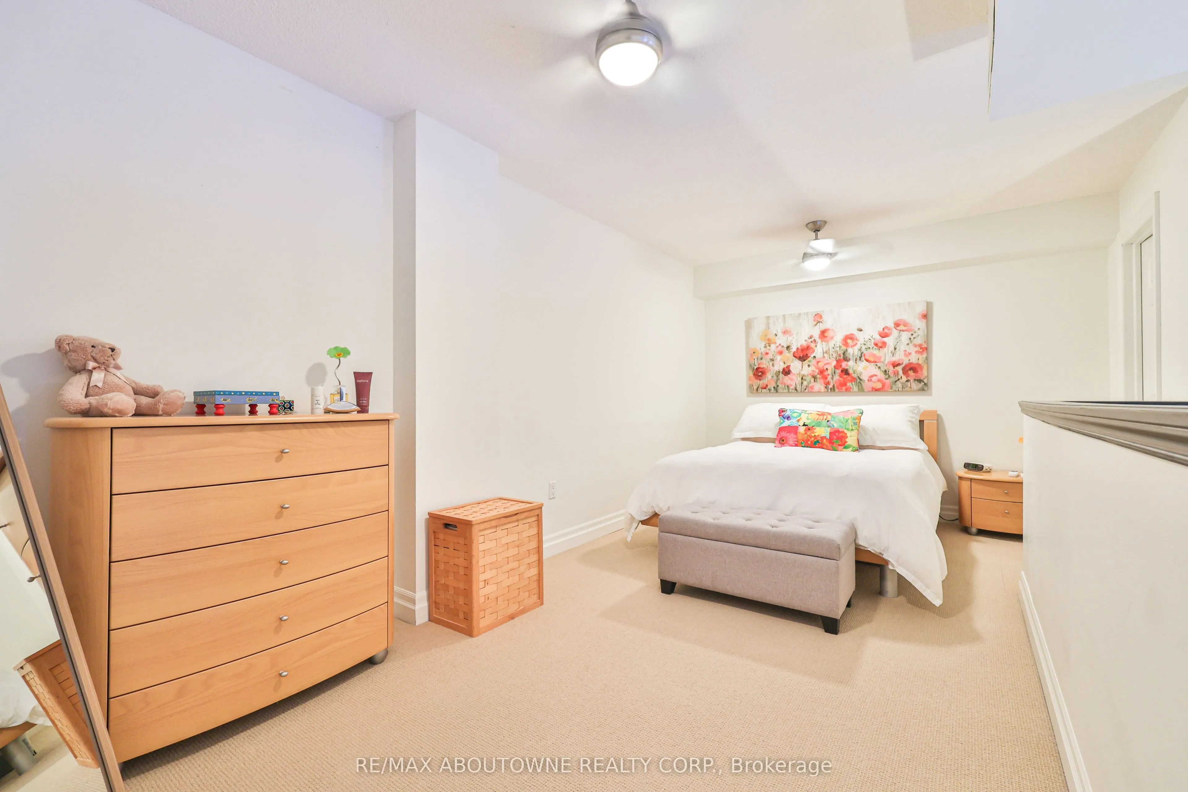 185 Robinson Street, #404