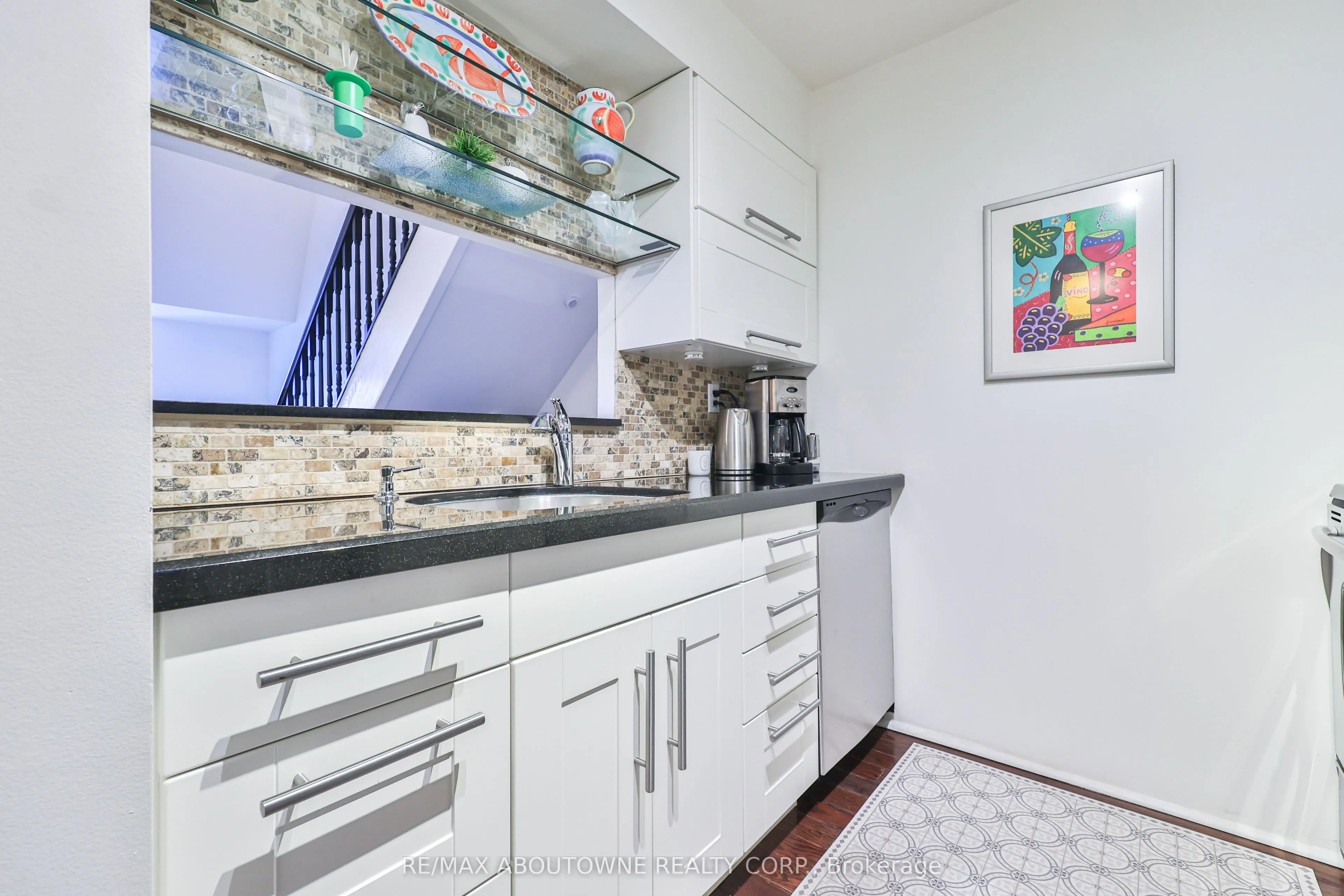 185 Robinson Street, #404