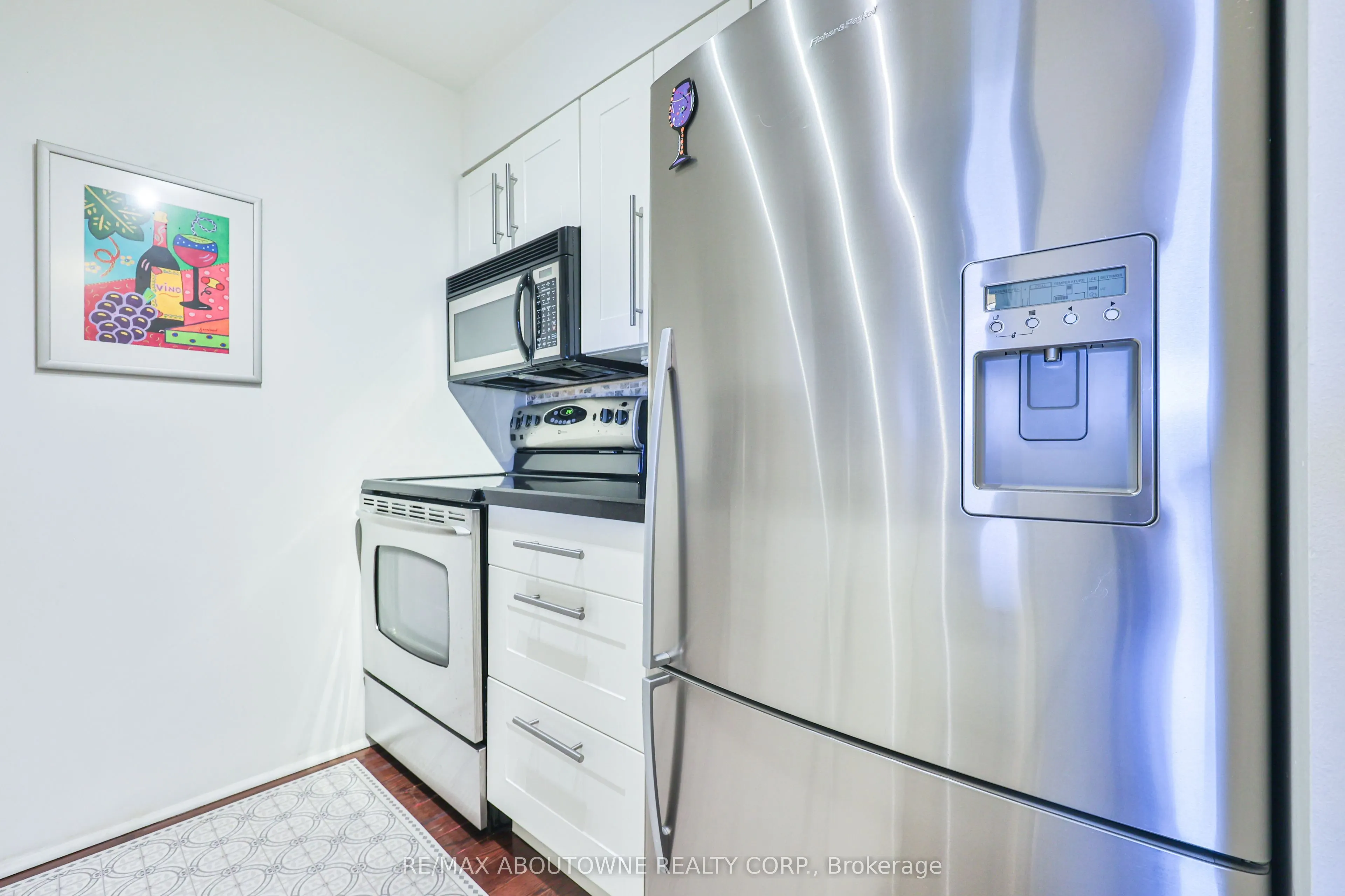 185 Robinson Street, #404