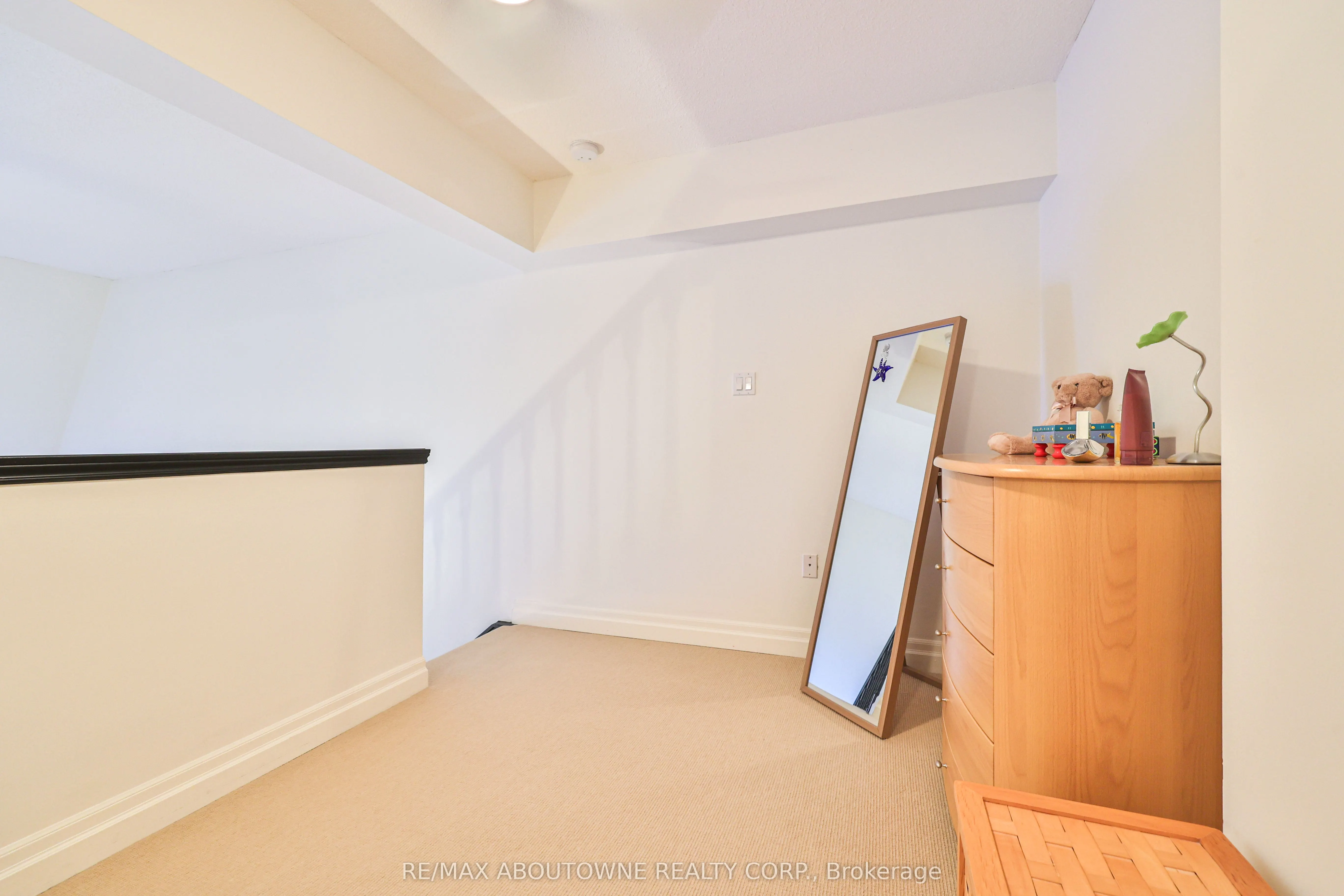 185 Robinson Street, #404