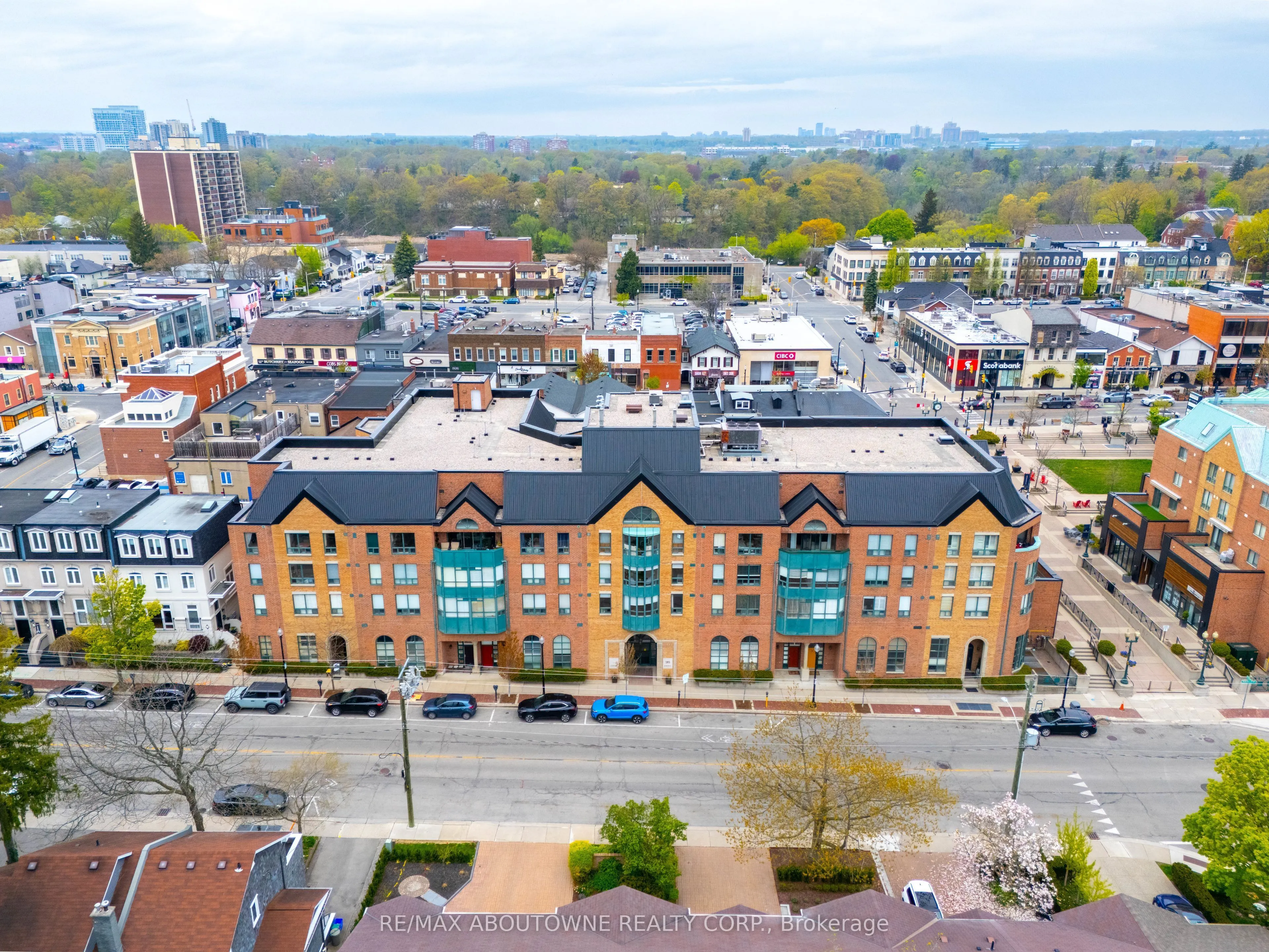 185 Robinson Street, #404