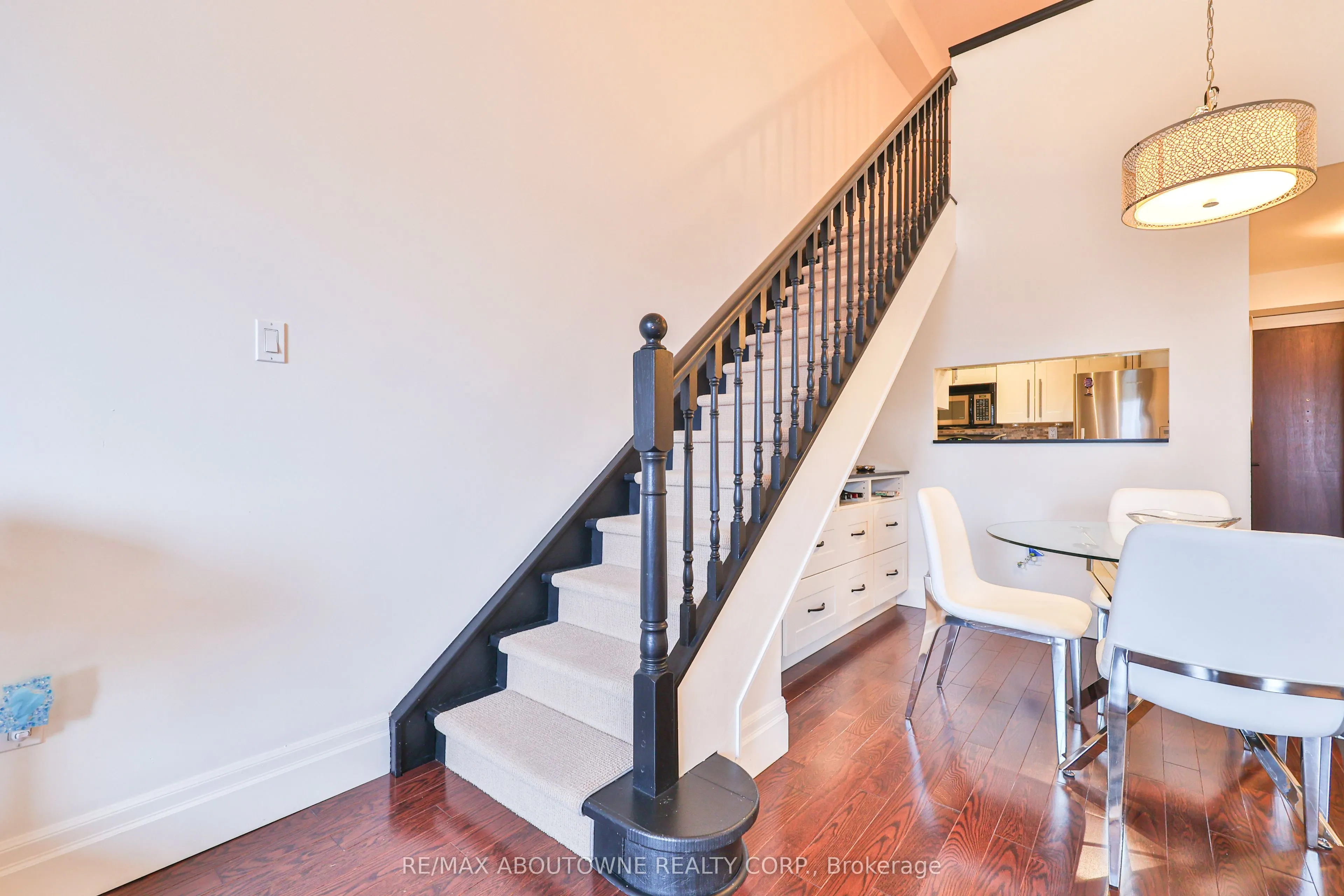 185 Robinson Street, #404
