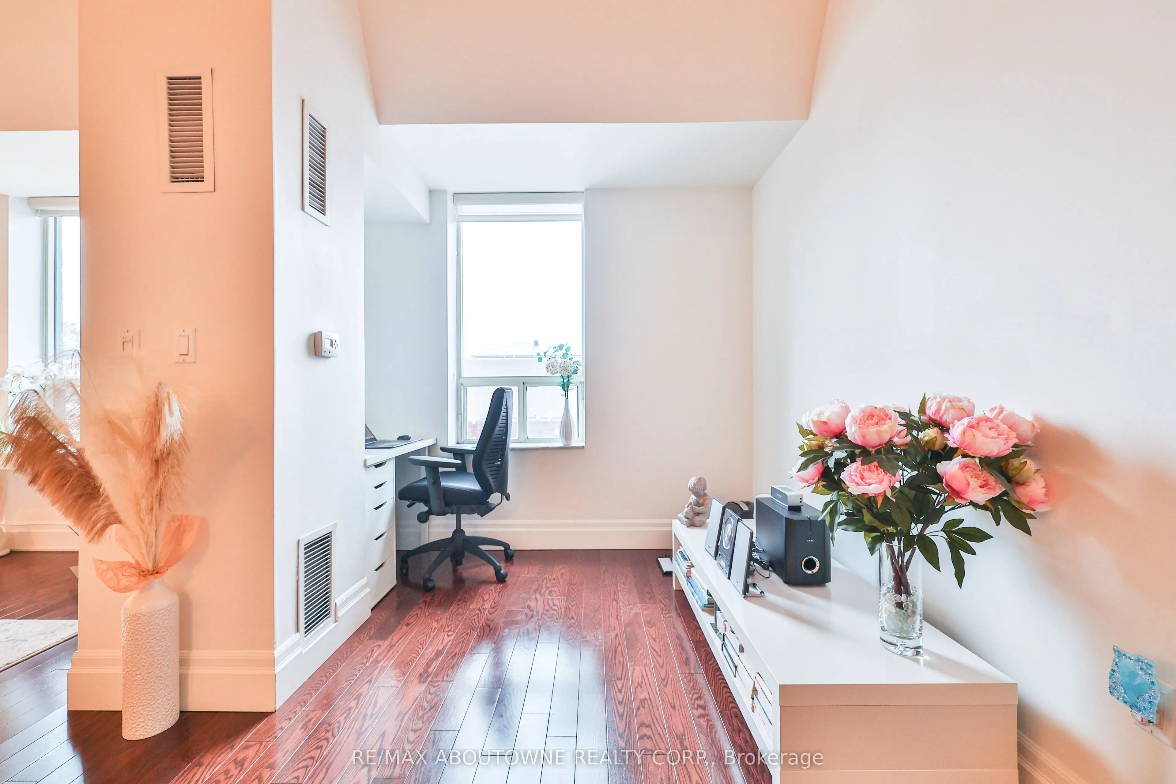185 Robinson Street, #404