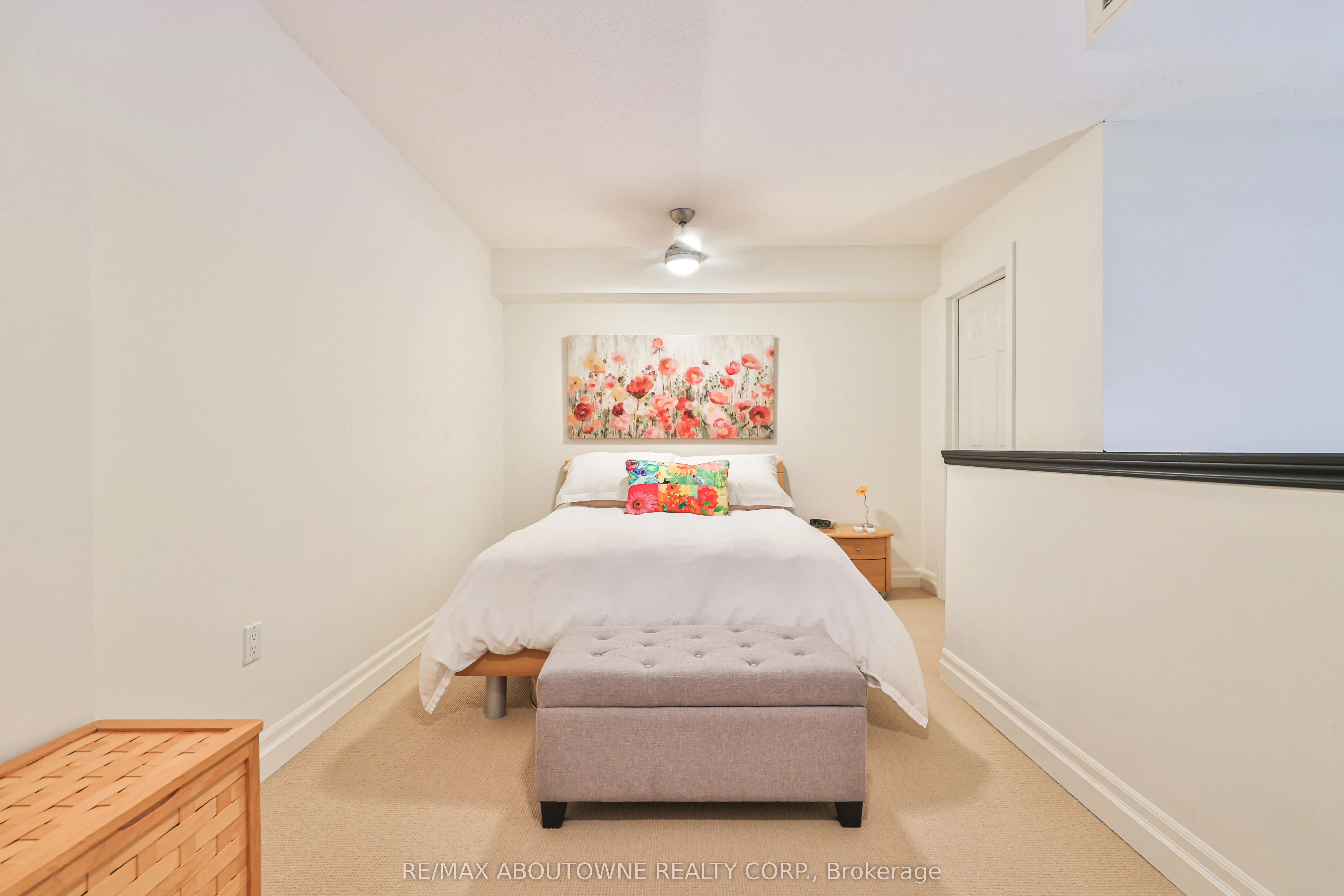 185 Robinson Street, #404