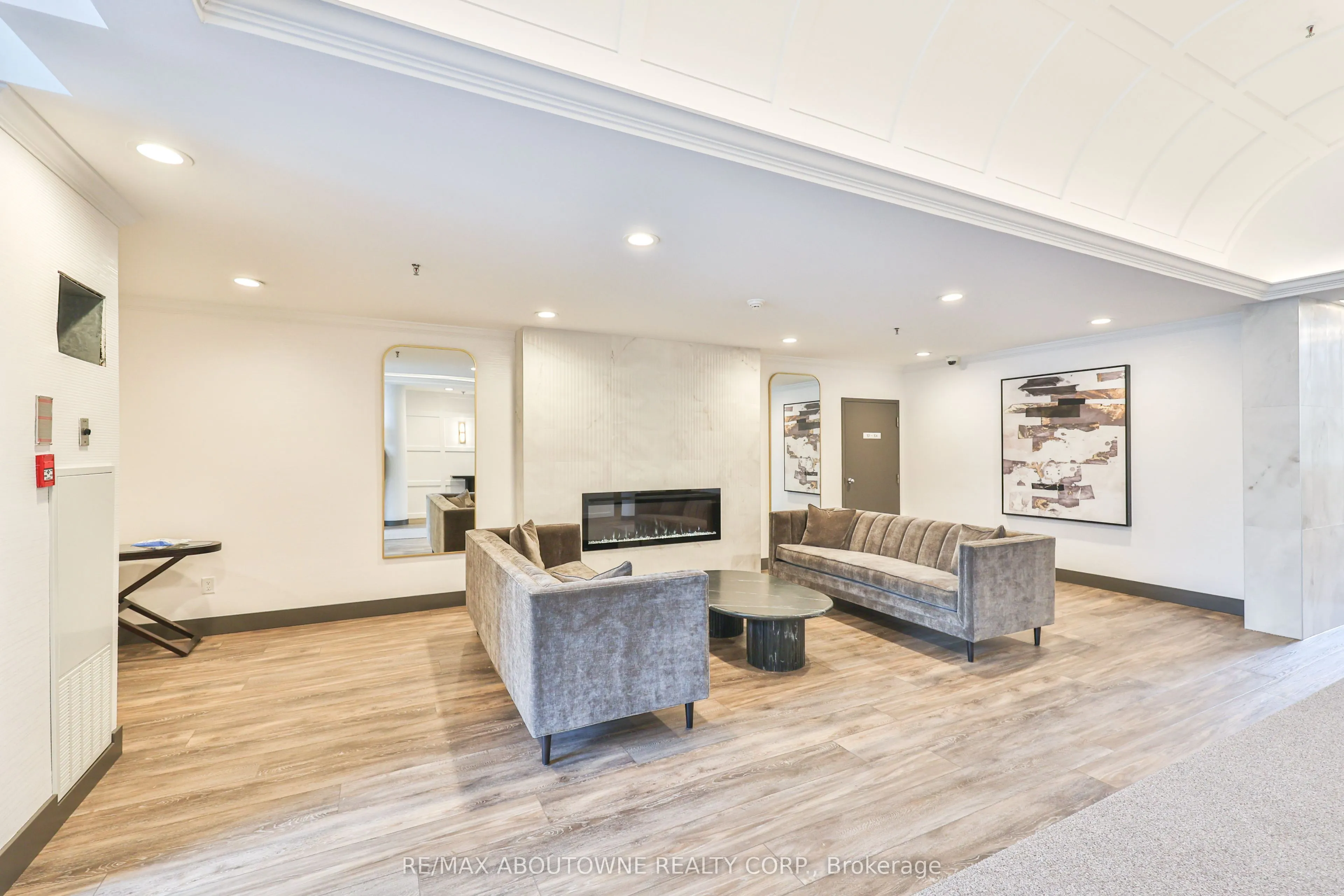 185 Robinson Street, #404