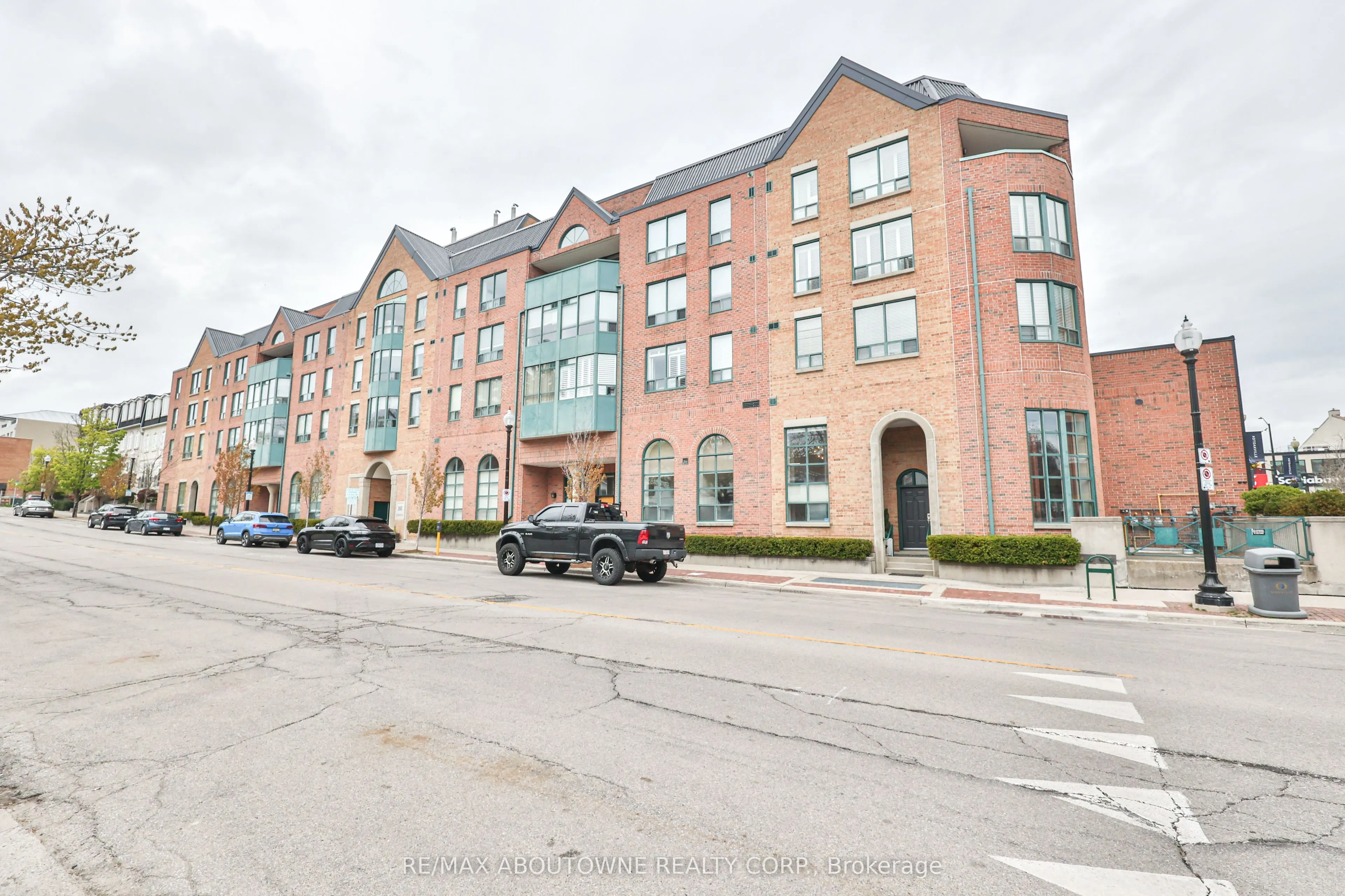 185 Robinson Street, #404