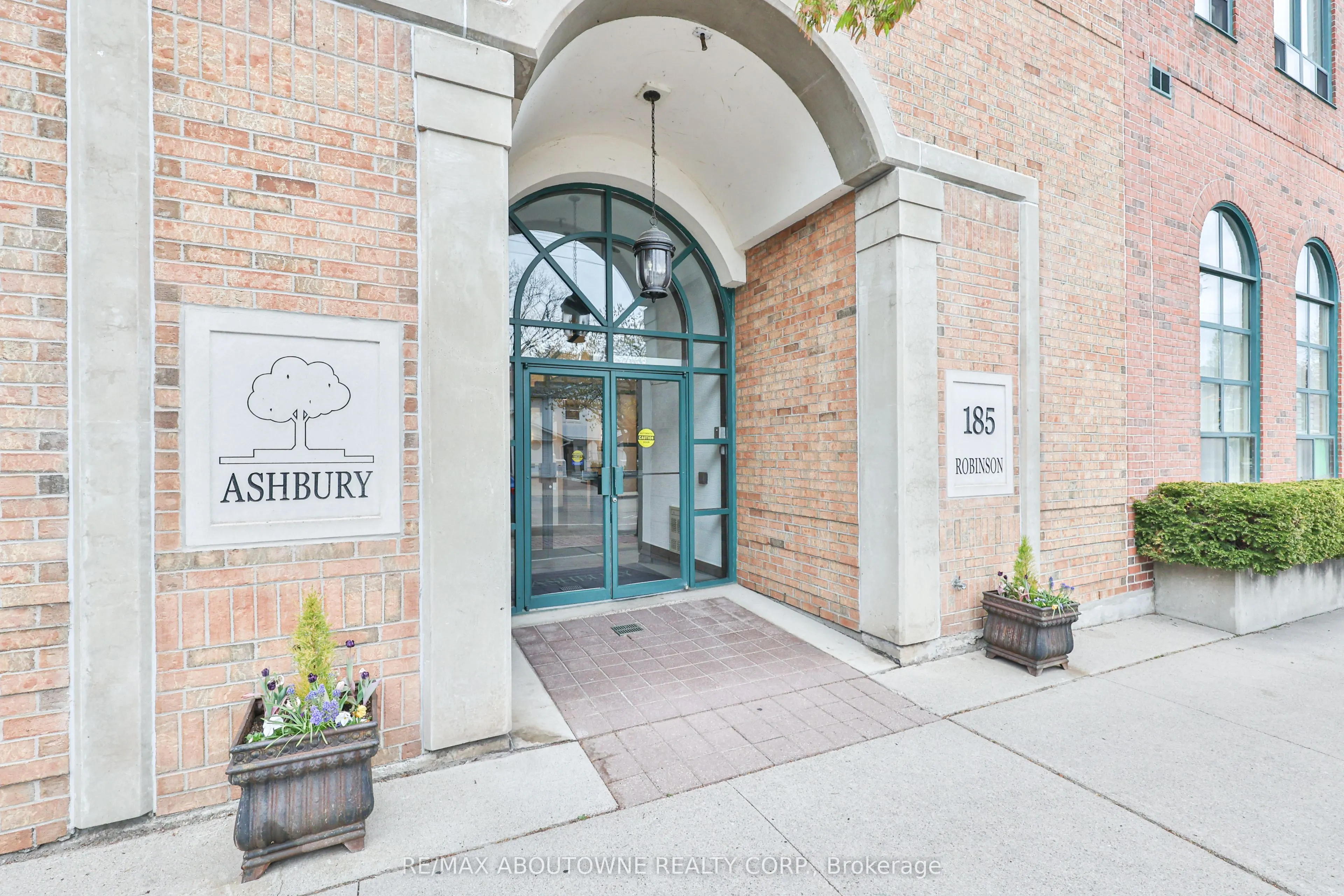 185 Robinson Street, #404