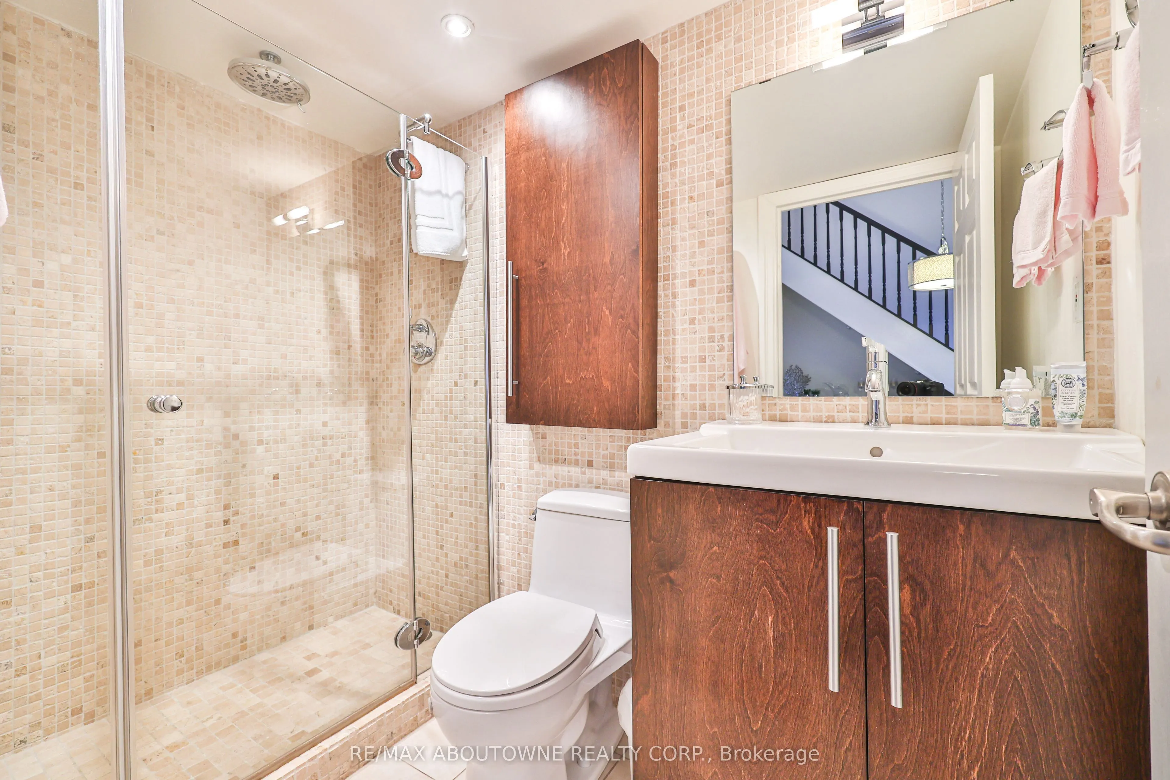 185 Robinson Street, #404
