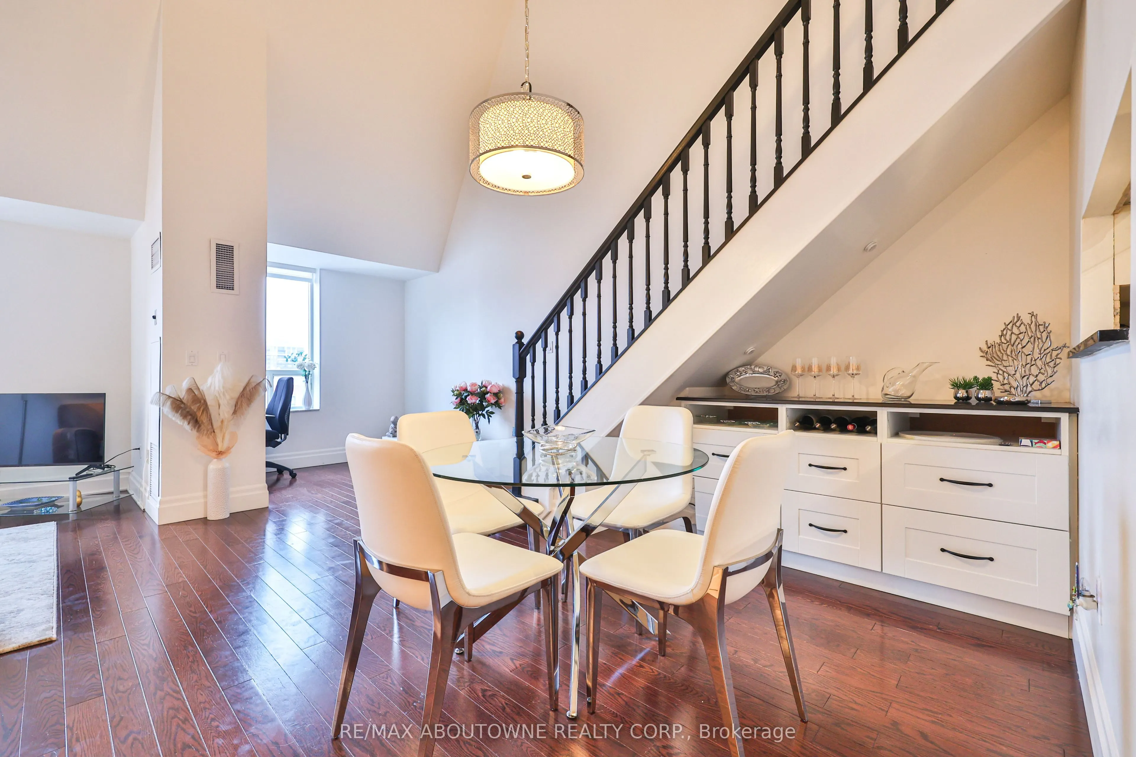 185 Robinson Street, #404