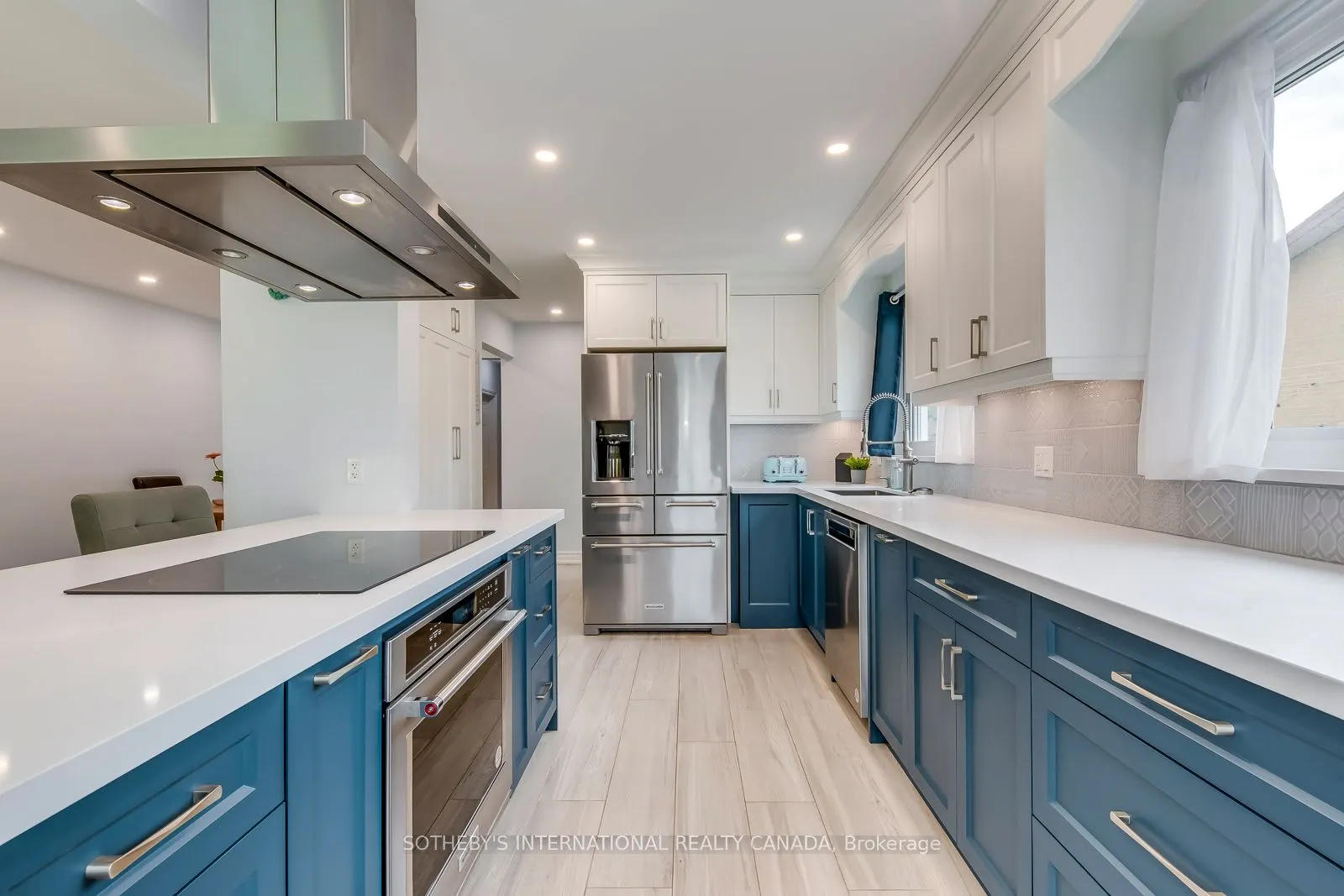 1562 Sandgate Crescent