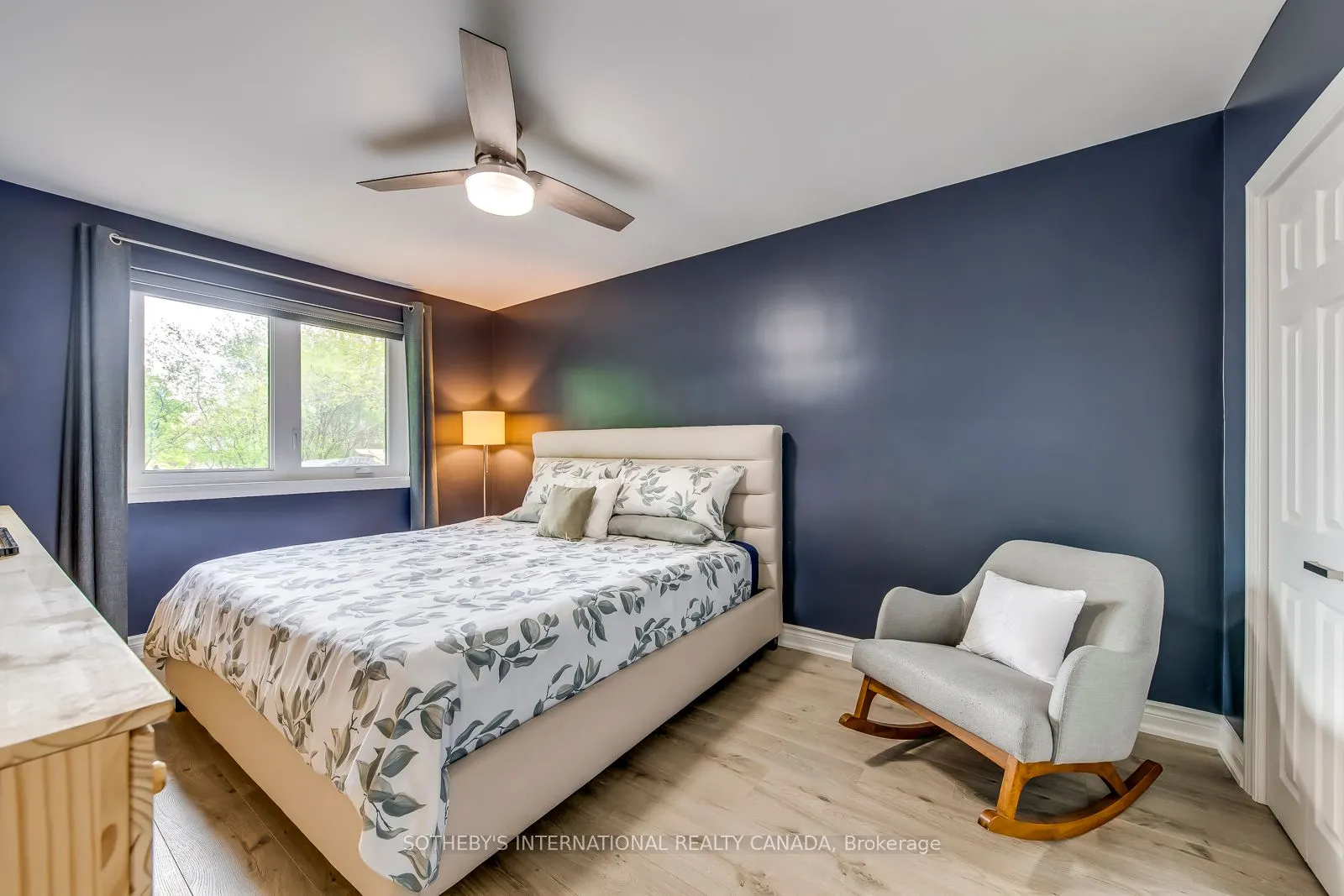 1562 Sandgate Crescent
