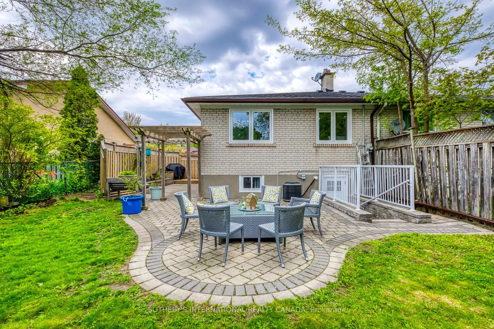 1562 Sandgate Crescent