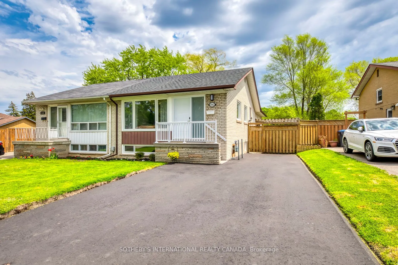 1562 Sandgate Crescent