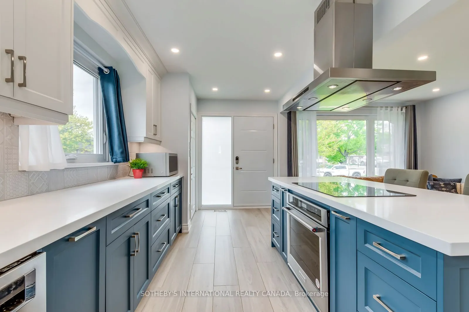 1562 Sandgate Crescent