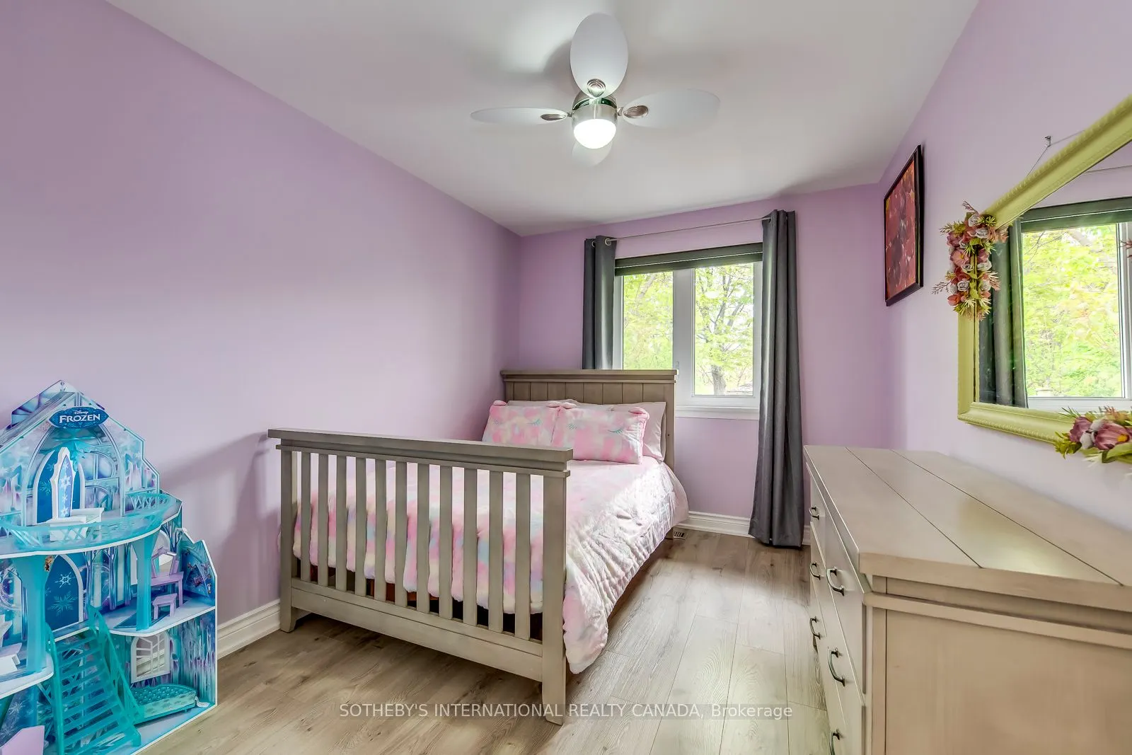 1562 Sandgate Crescent