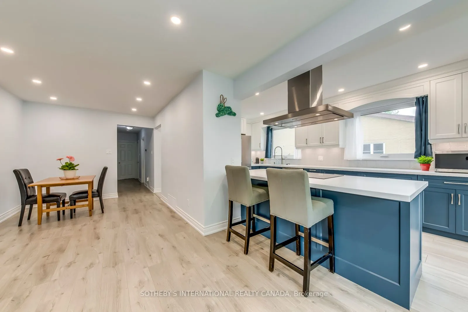 1562 Sandgate Crescent