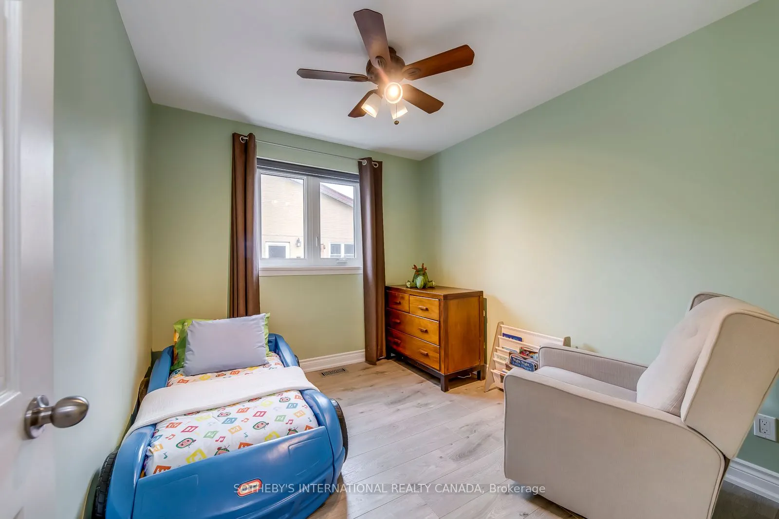1562 Sandgate Crescent
