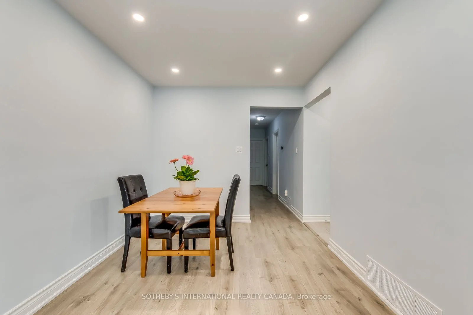 1562 Sandgate Crescent