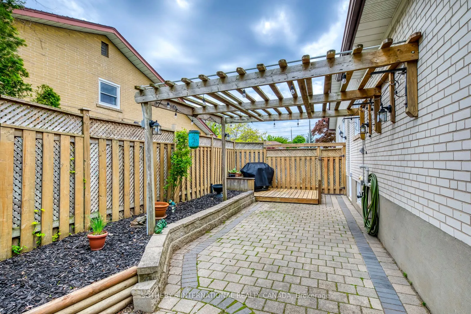 1562 Sandgate Crescent