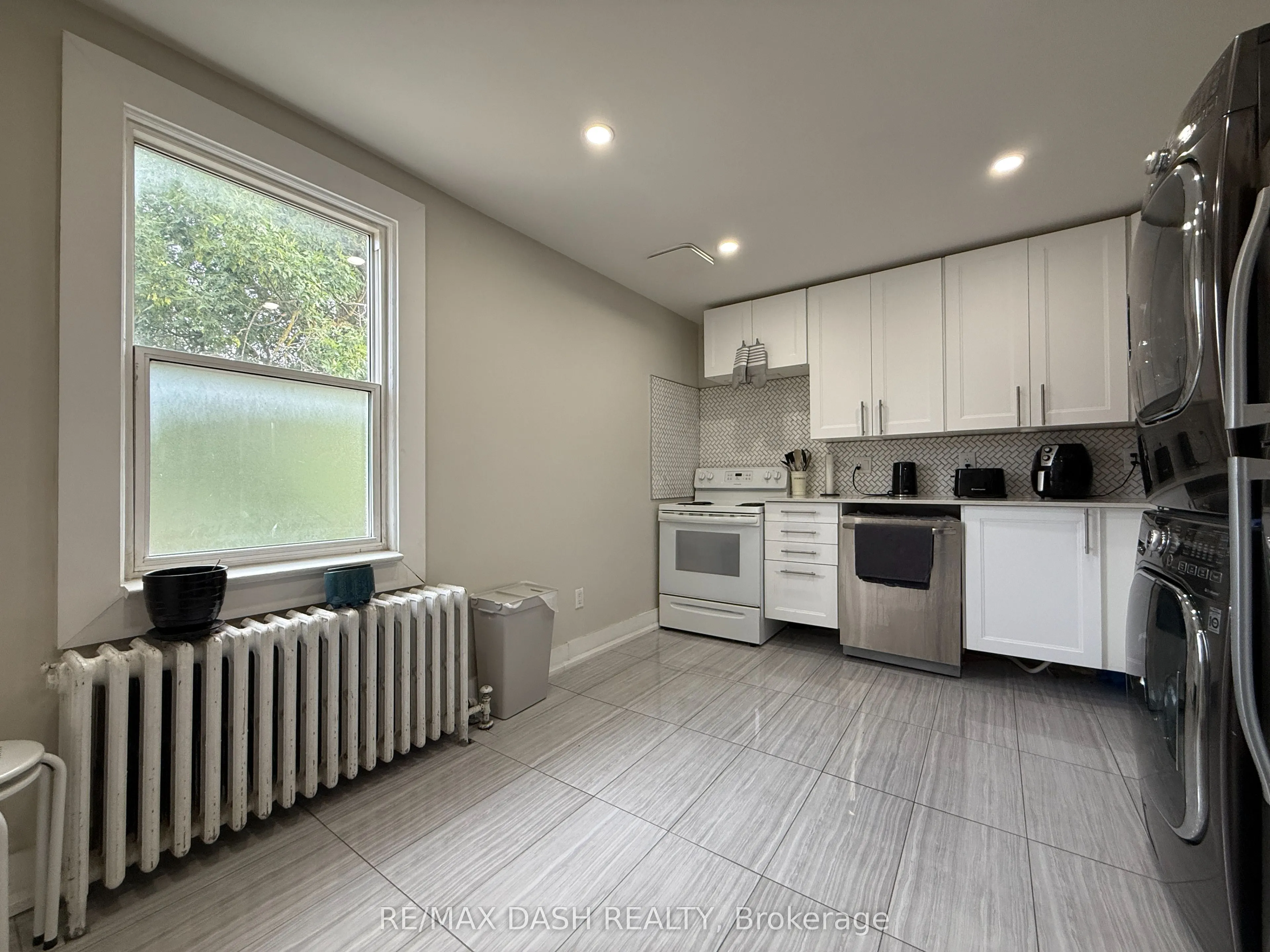 1436 Queen Street W, #3rd floor