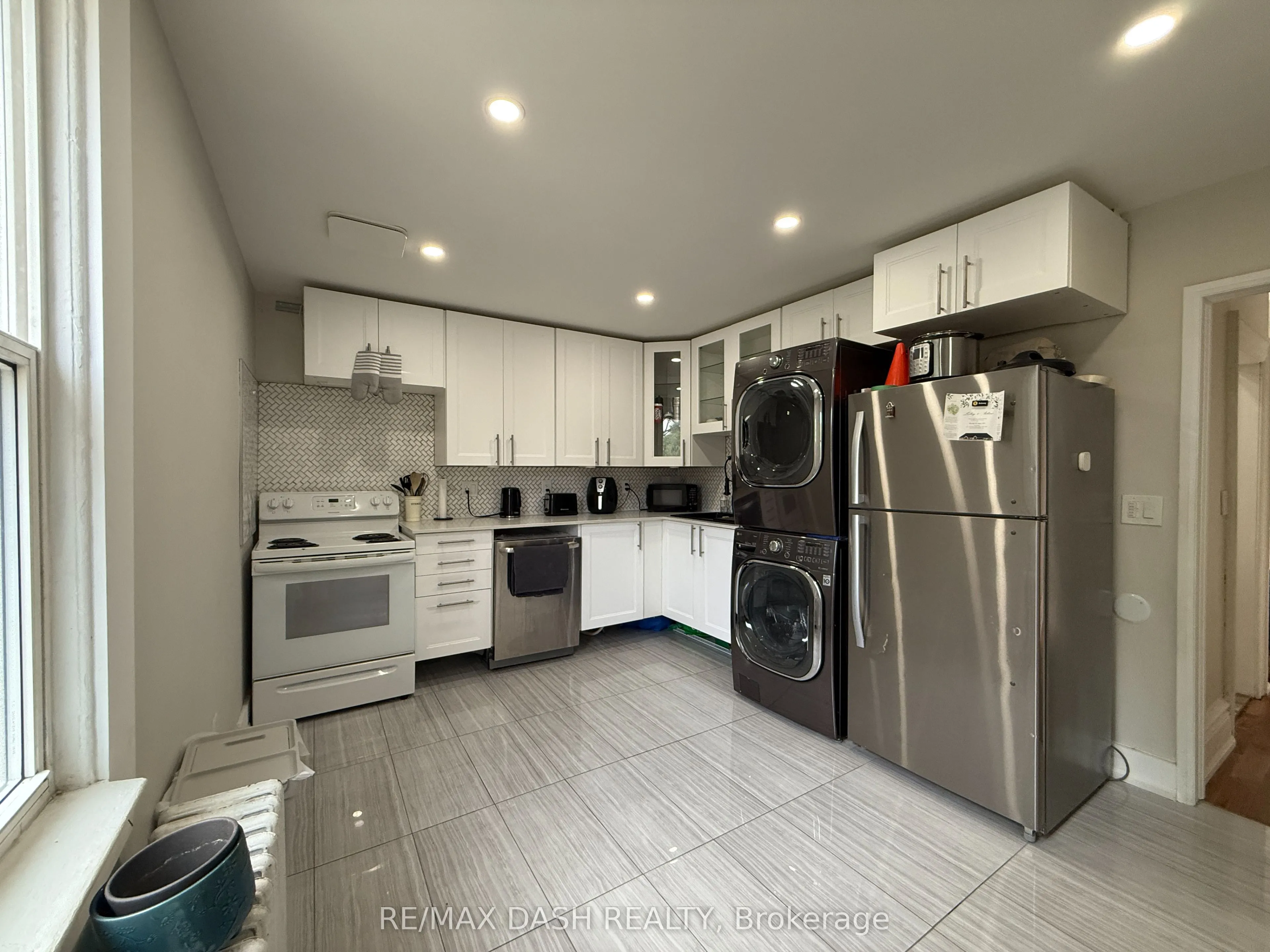1436 Queen Street W, #3rd floor