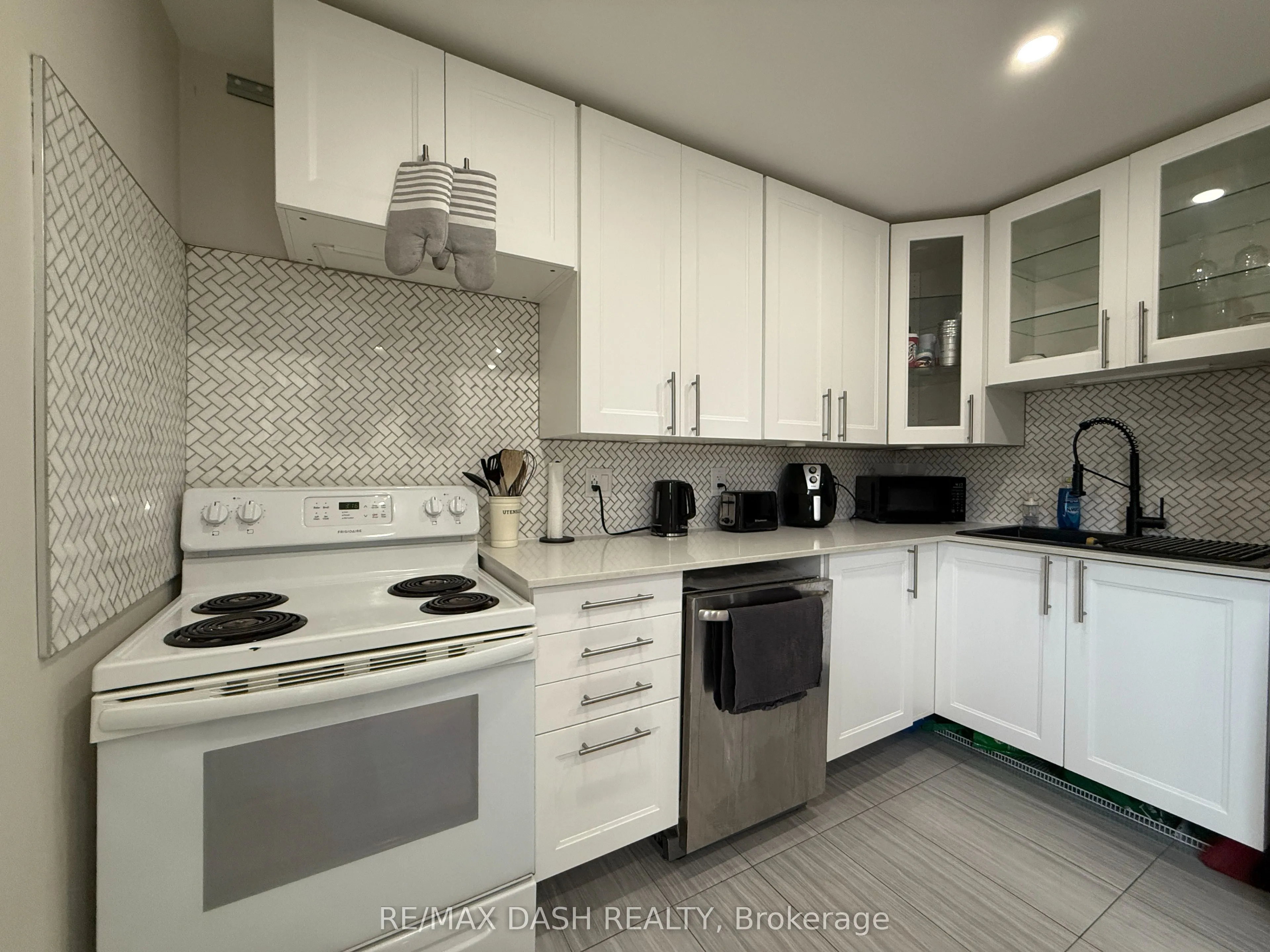 1436 Queen Street W, #3rd floor
