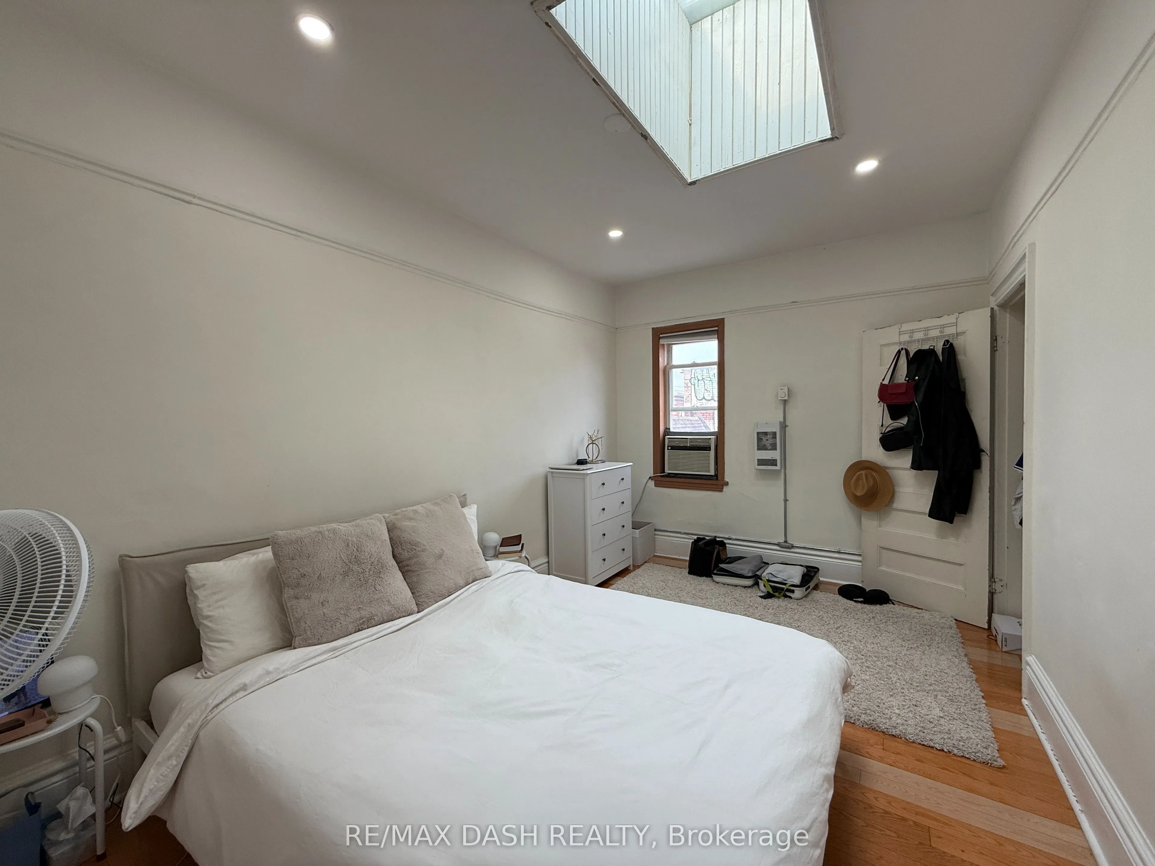 1436 Queen Street W, #3rd floor