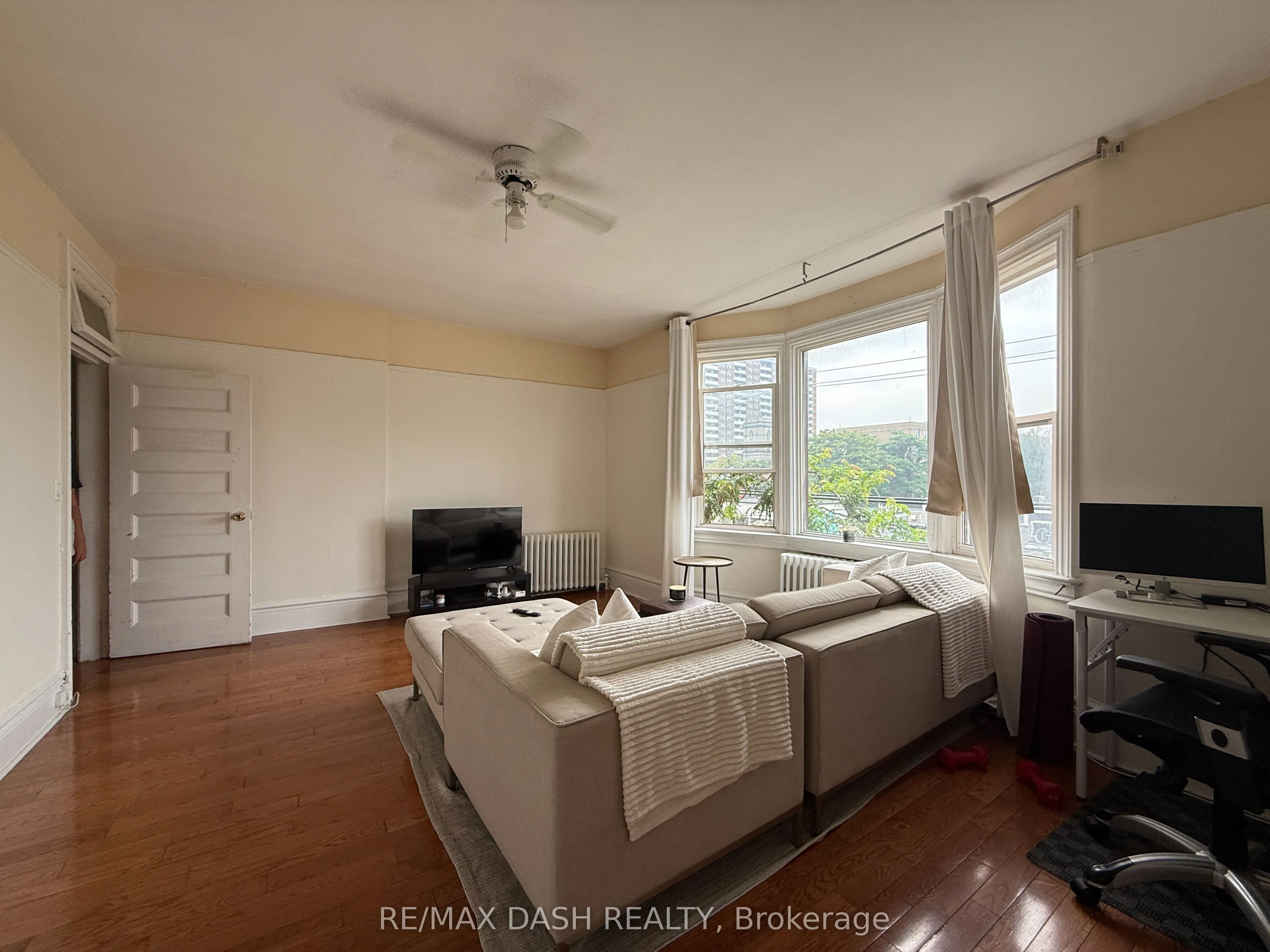 1436 Queen Street W, #3rd floor