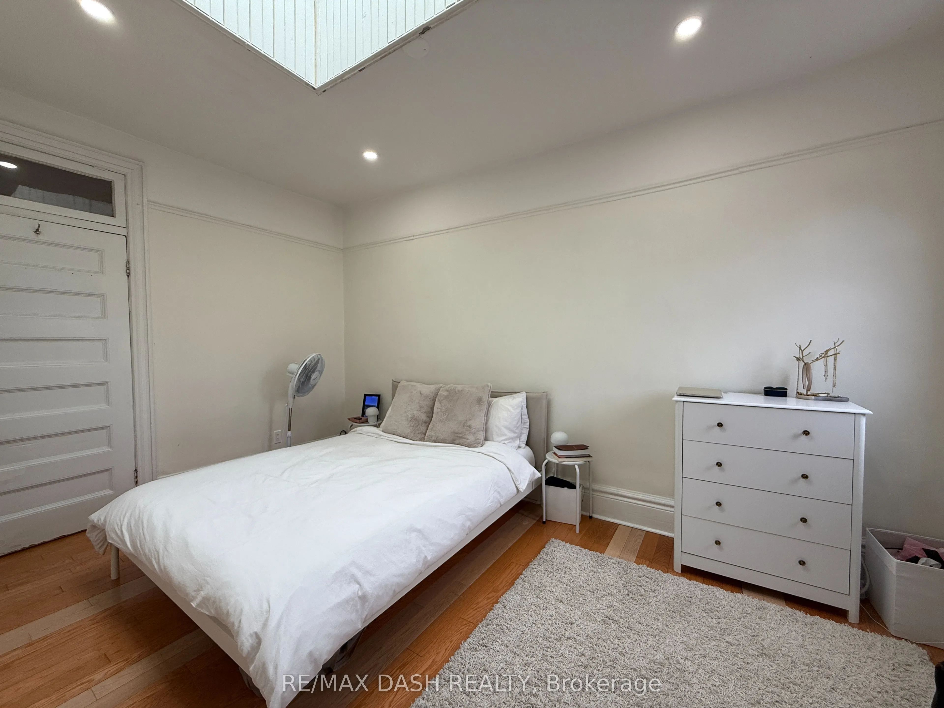 1436 Queen Street W, #3rd floor
