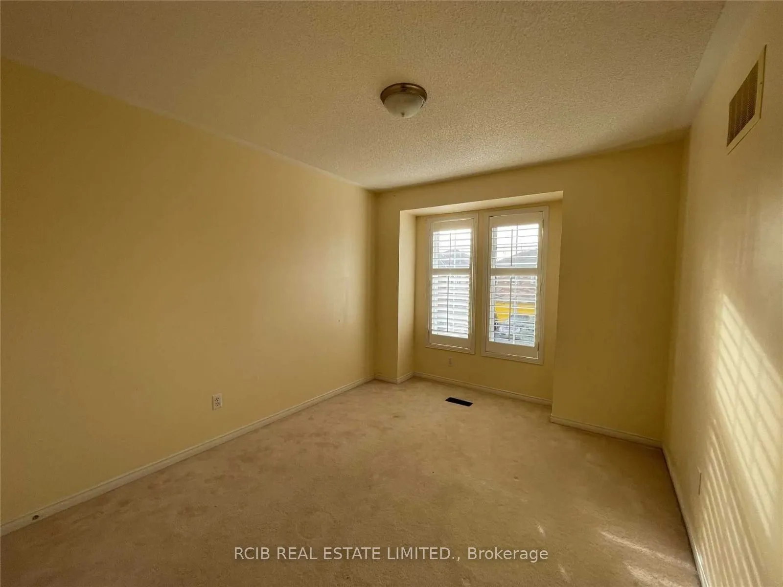 17 Schooner Drive S