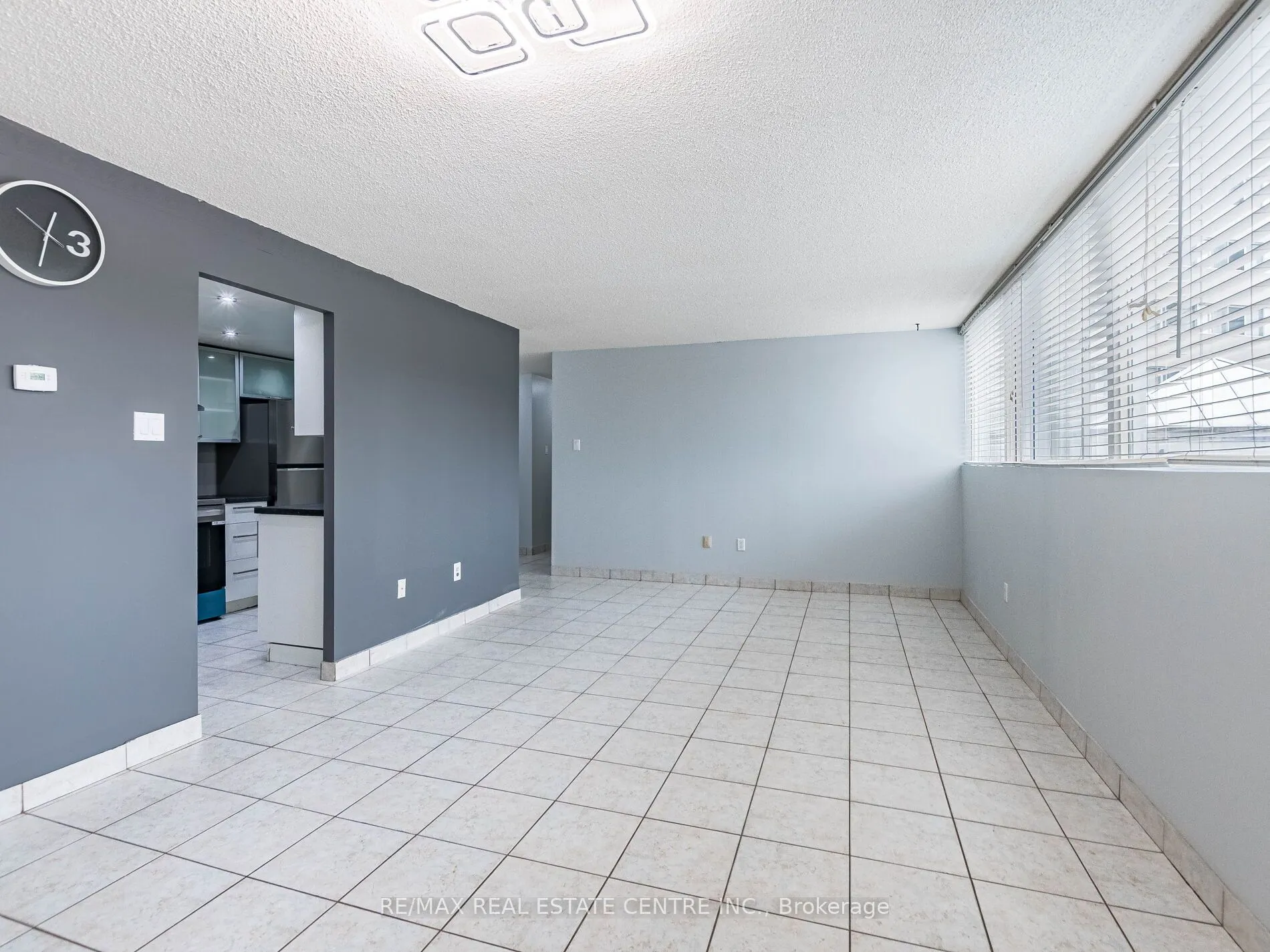 3695 Kaneff Crescent N, #211