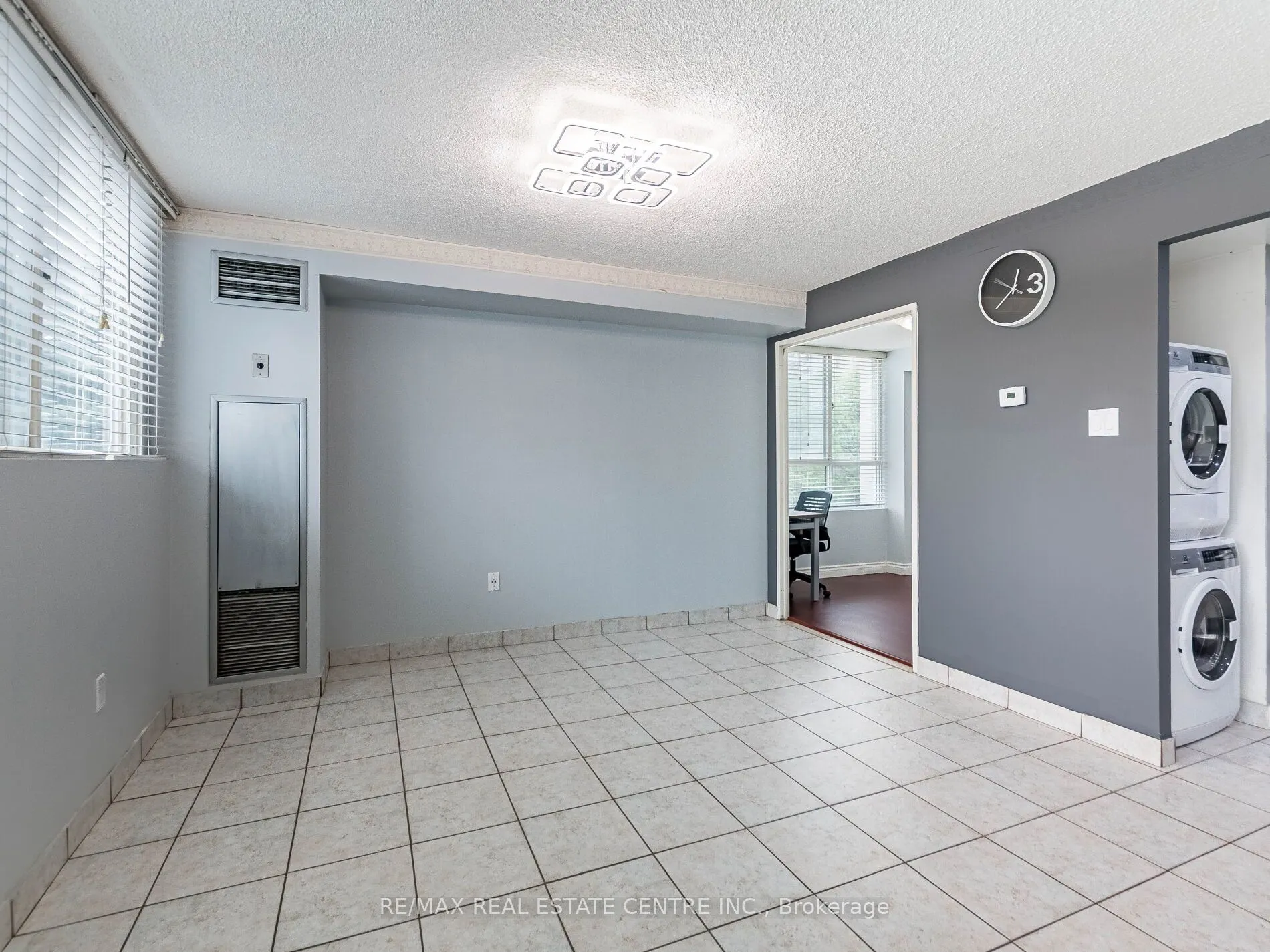 3695 Kaneff Crescent N, #211