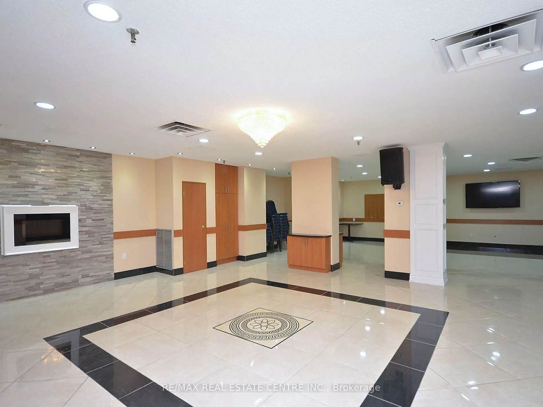3695 Kaneff Crescent N, #211