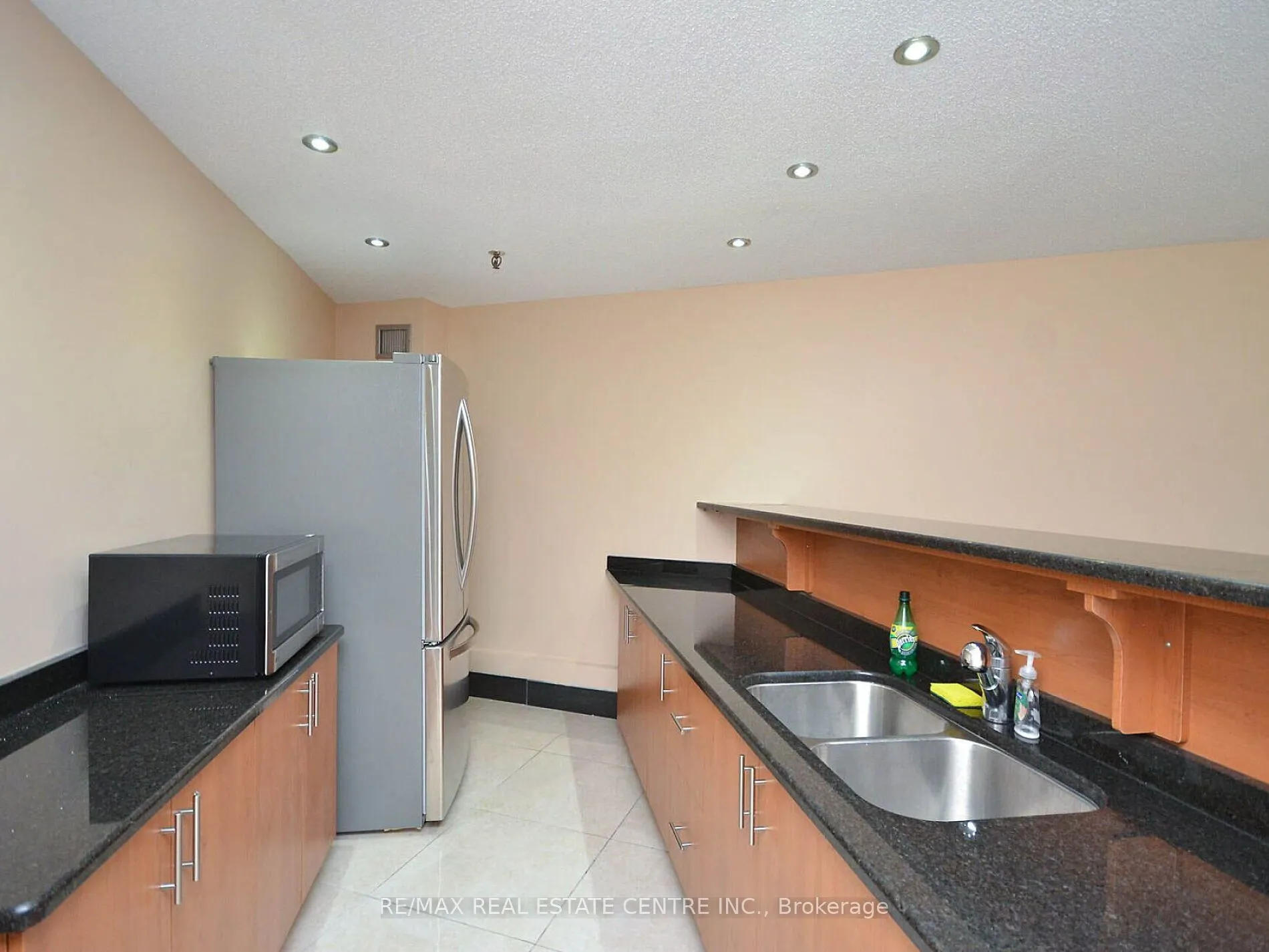 3695 Kaneff Crescent N, #211