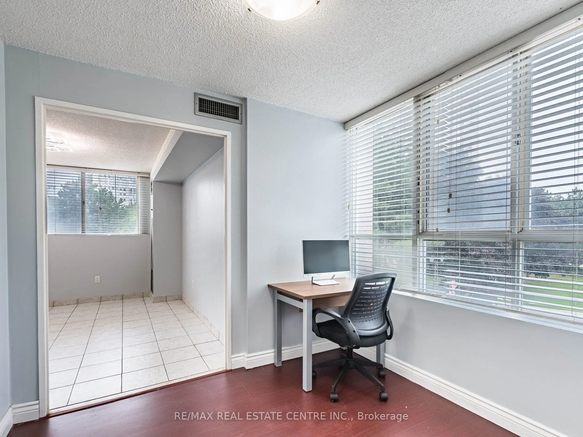 3695 Kaneff Crescent N, #211