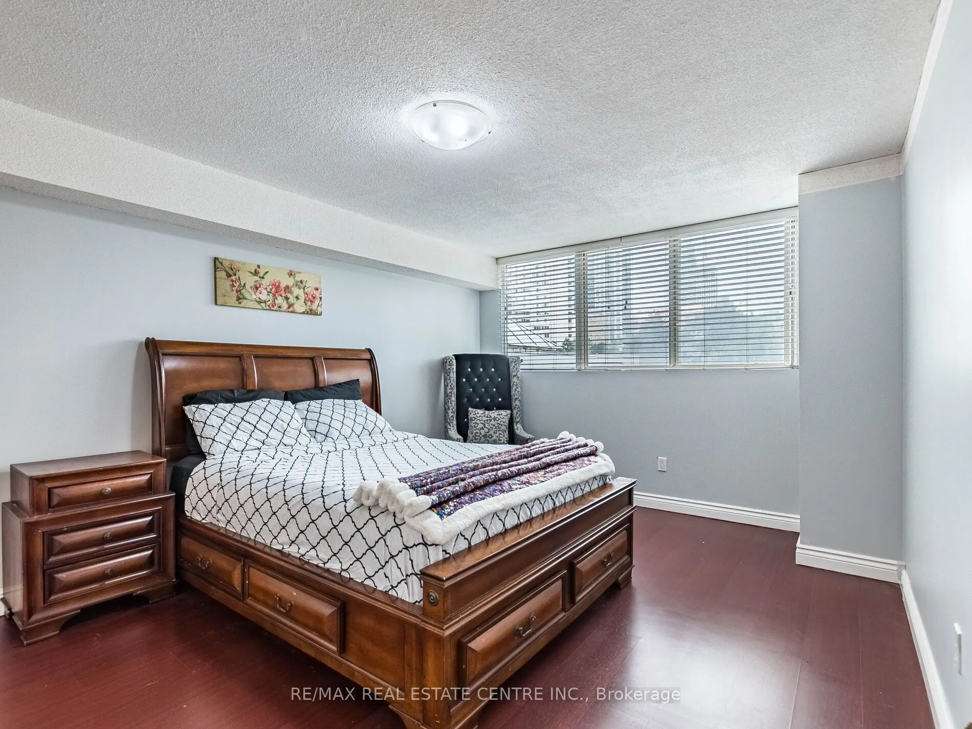 3695 Kaneff Crescent N, #211