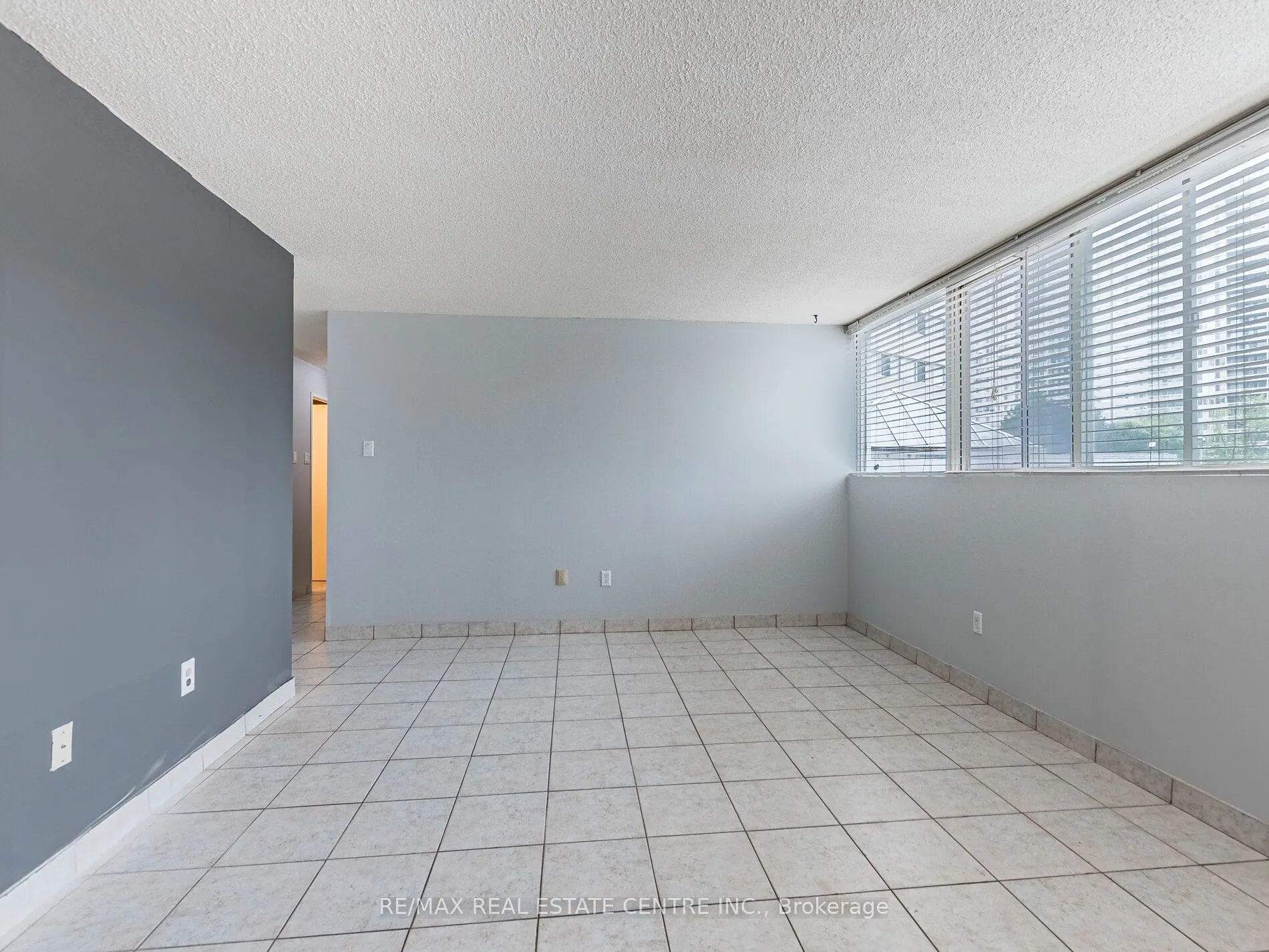 3695 Kaneff Crescent N, #211