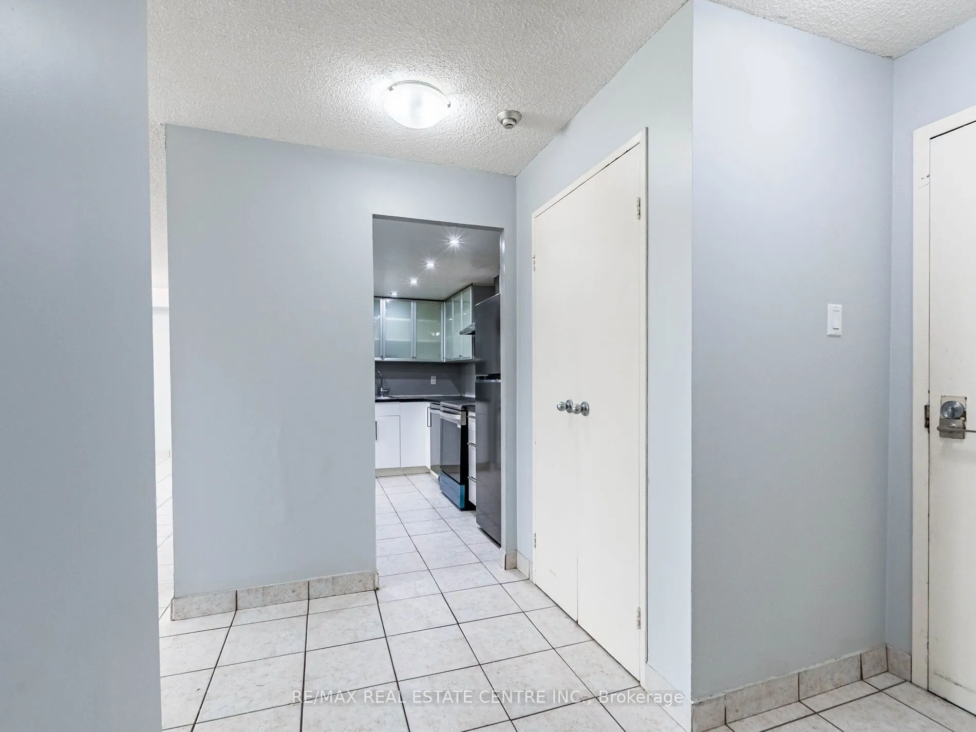 3695 Kaneff Crescent N, #211