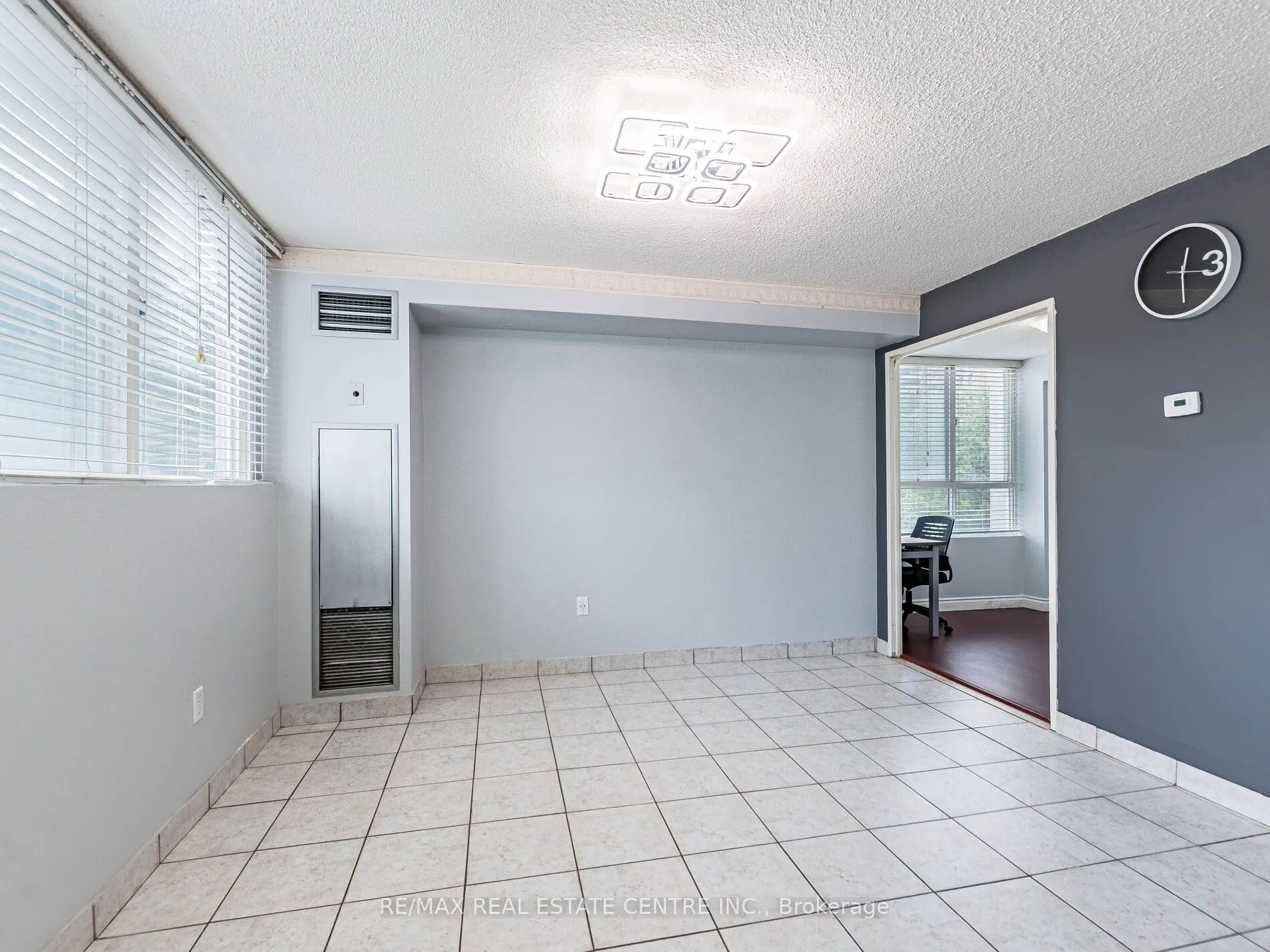 3695 Kaneff Crescent N, #211
