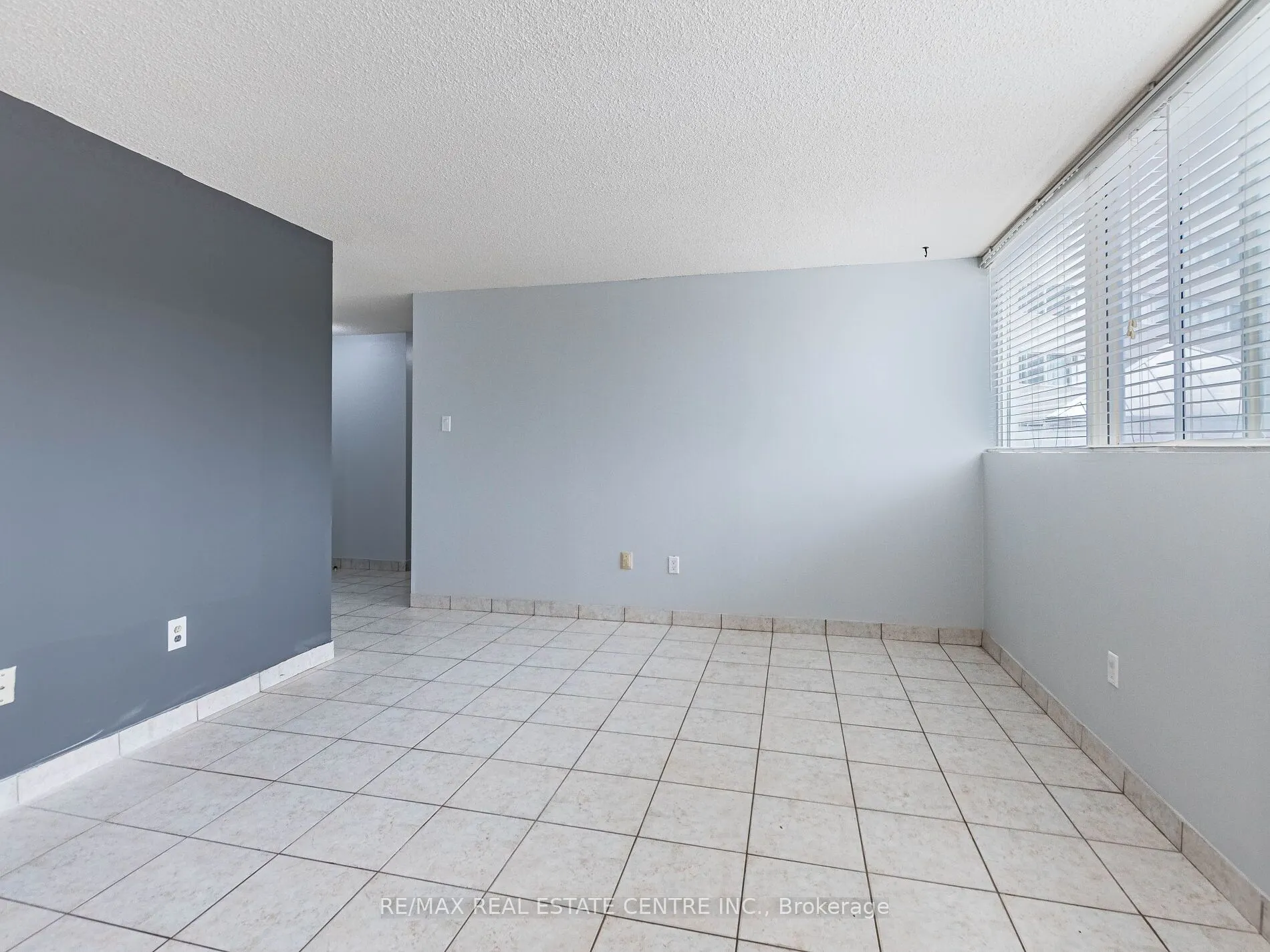 3695 Kaneff Crescent N, #211