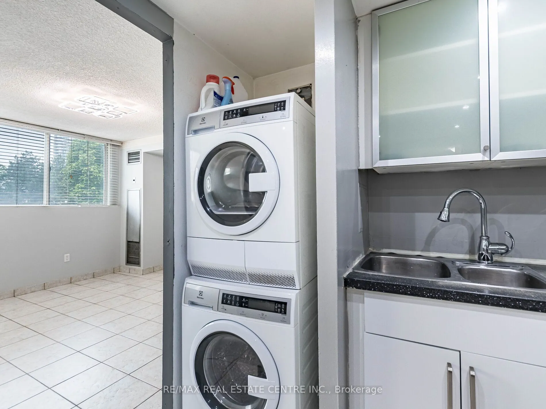 3695 Kaneff Crescent N, #211