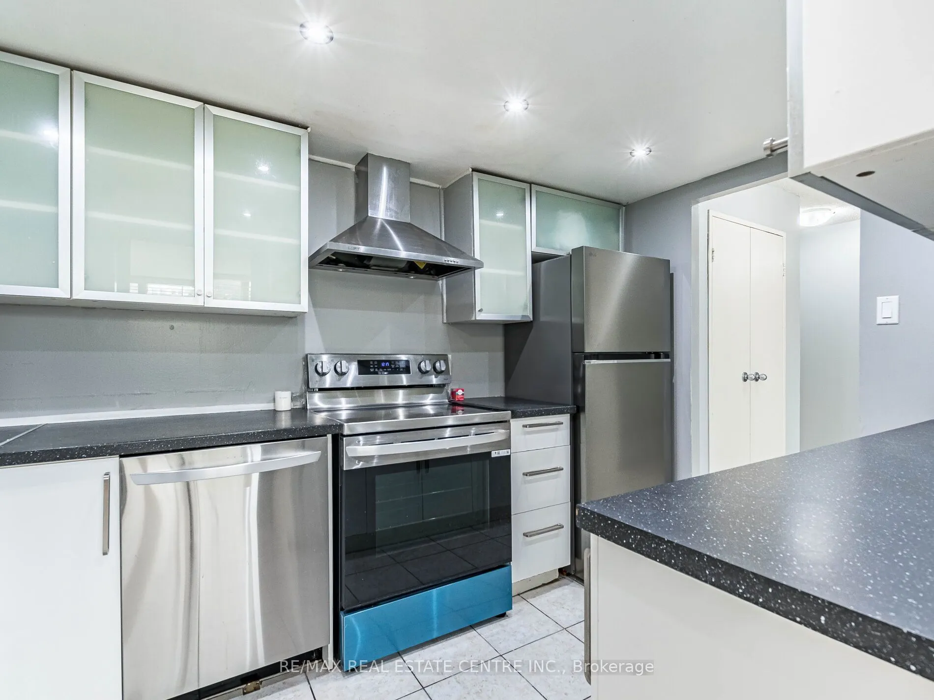3695 Kaneff Crescent N, #211