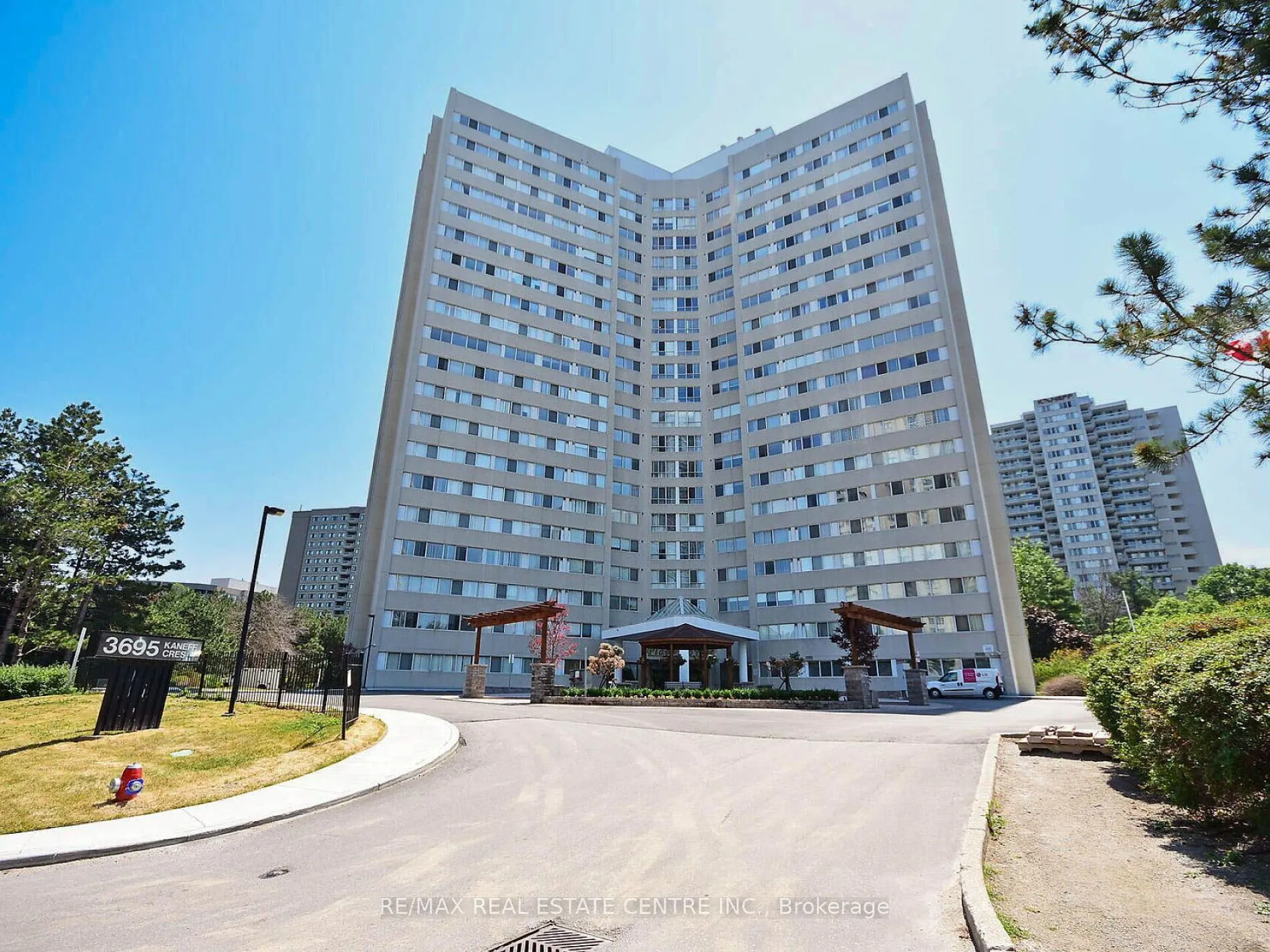3695 Kaneff Crescent N, #211
