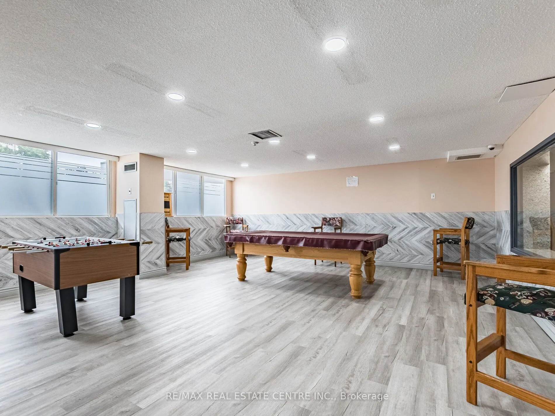 3695 Kaneff Crescent N, #211