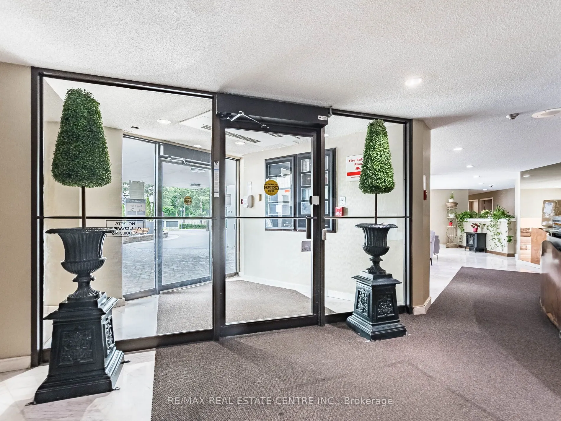 3695 Kaneff Crescent N, #211