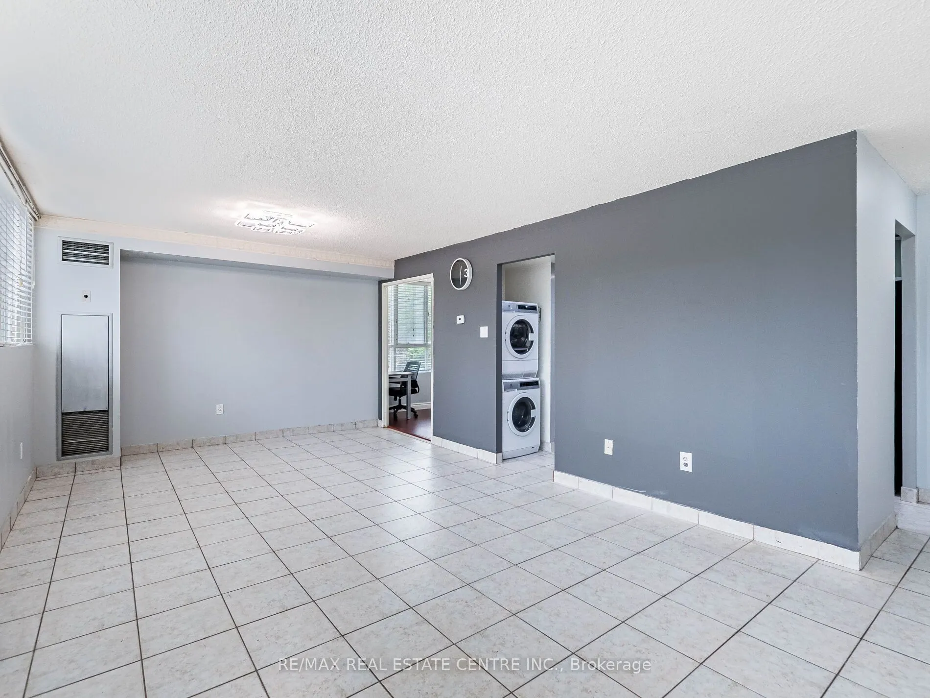 3695 Kaneff Crescent N, #211