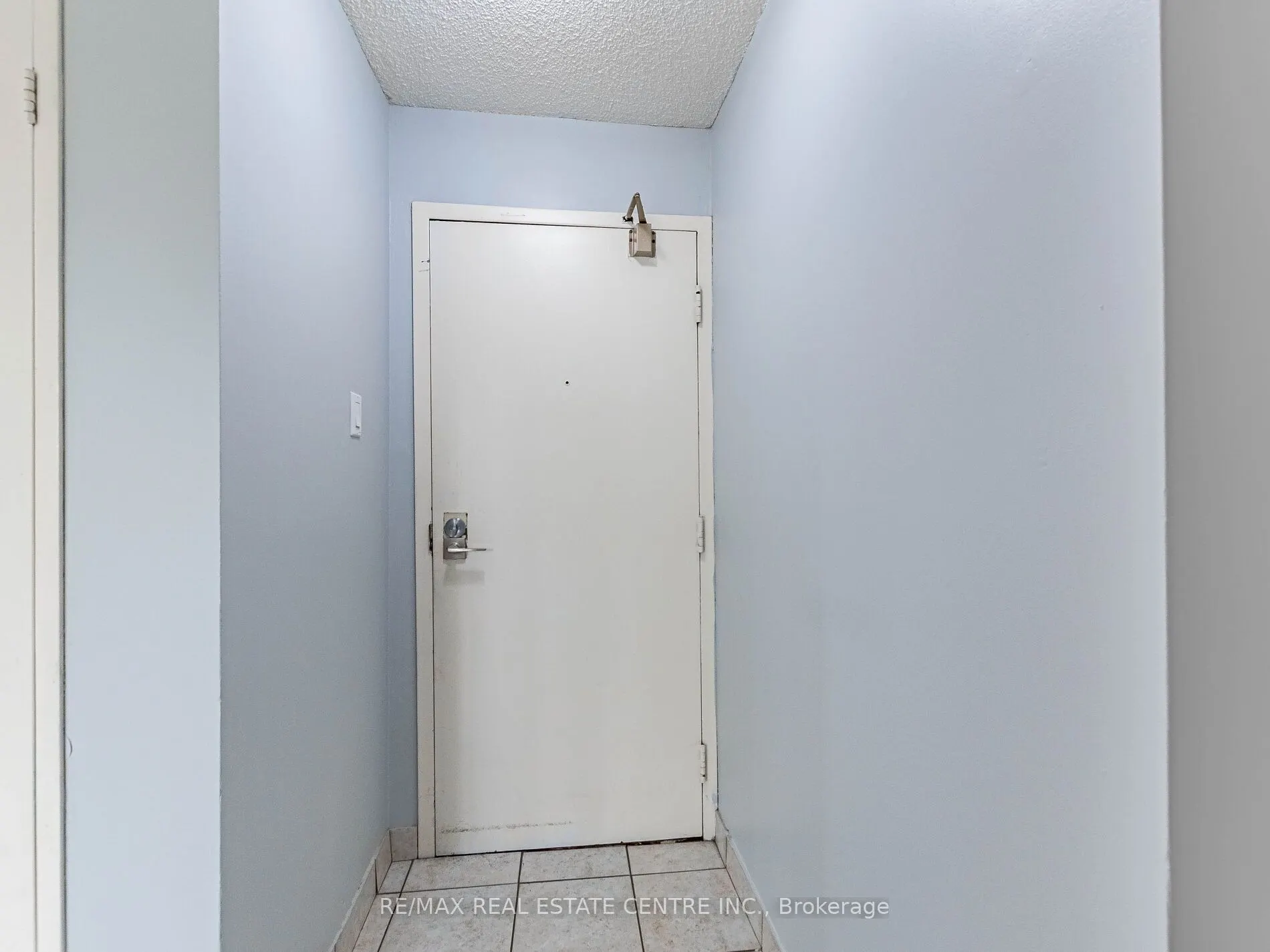 3695 Kaneff Crescent N, #211