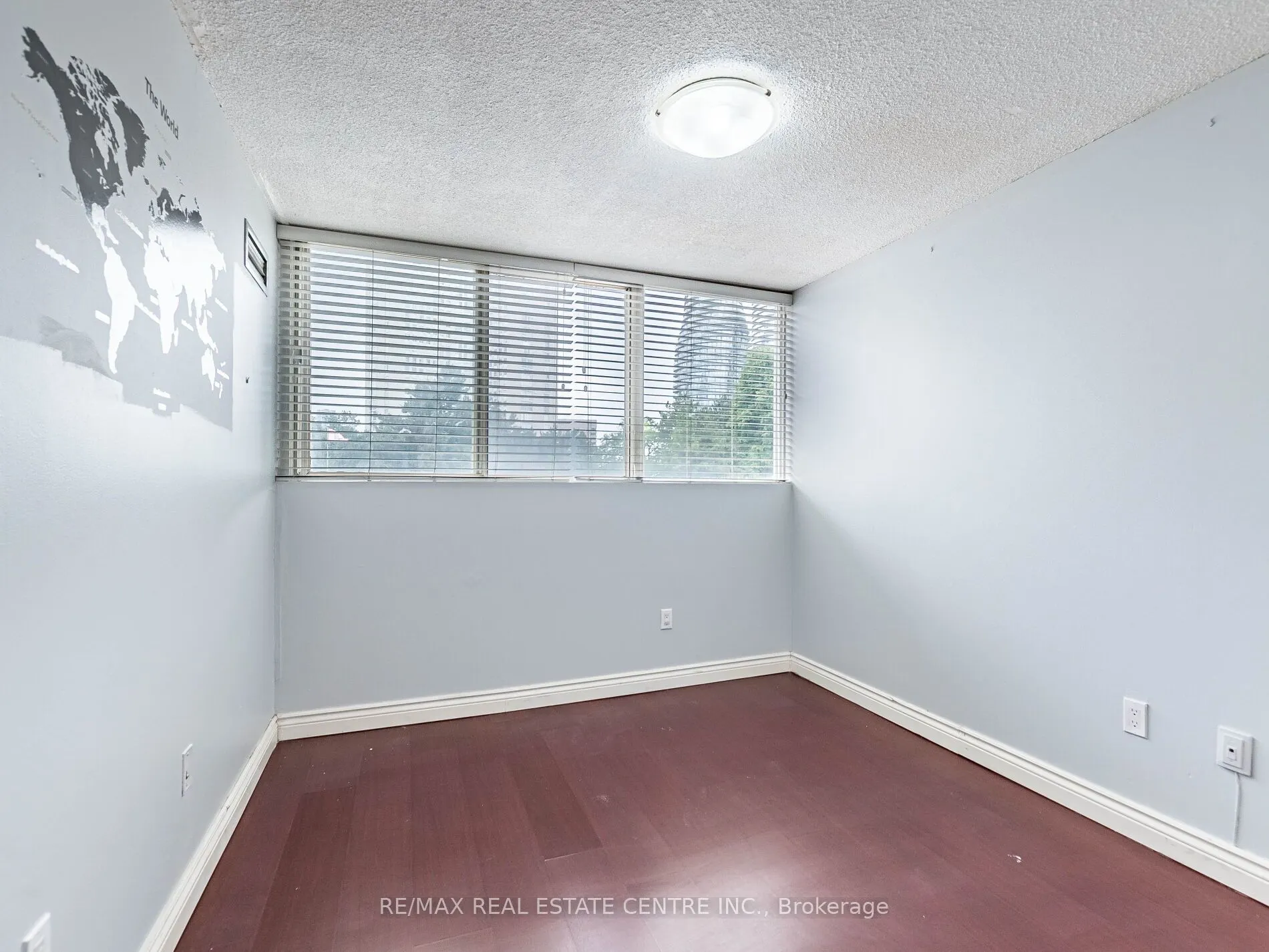 3695 Kaneff Crescent N, #211